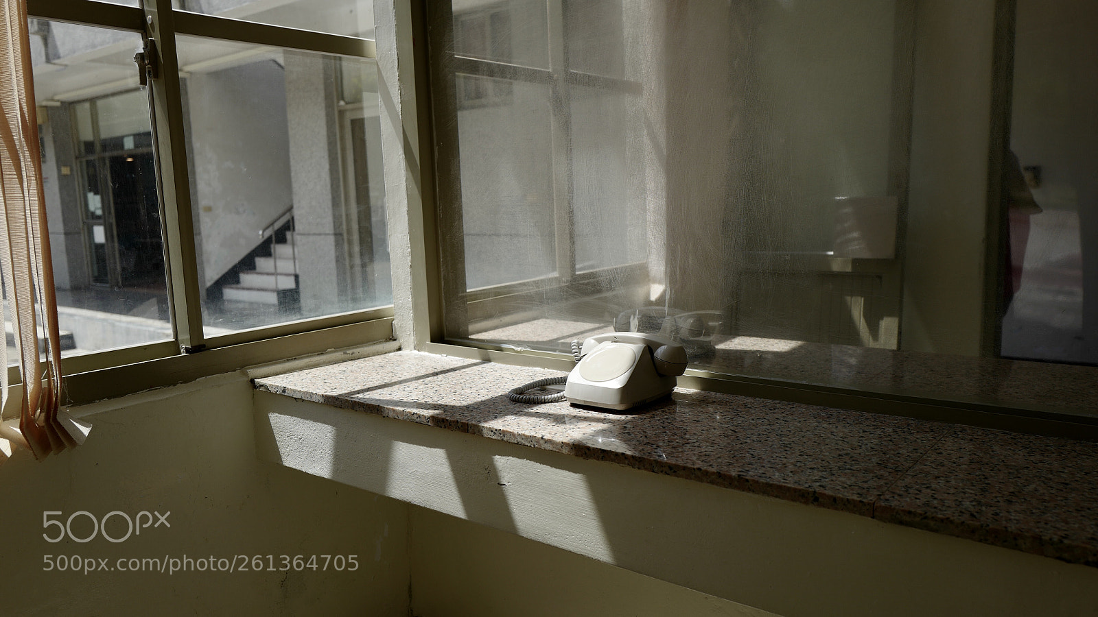 Leica Q (Typ 116) sample photo. 陽光透過這黯淡的小屋子，當年到底多少眼淚與落寞 photography