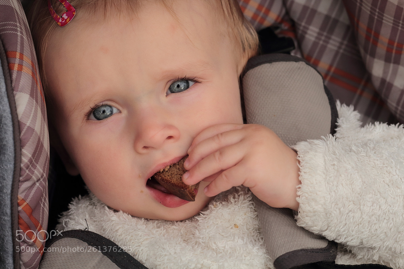 Canon EOS 1300D (EOS Rebel T6 / EOS Kiss X80) + Canon EF 50mm F1.8 STM sample photo. Child who loves bread photography