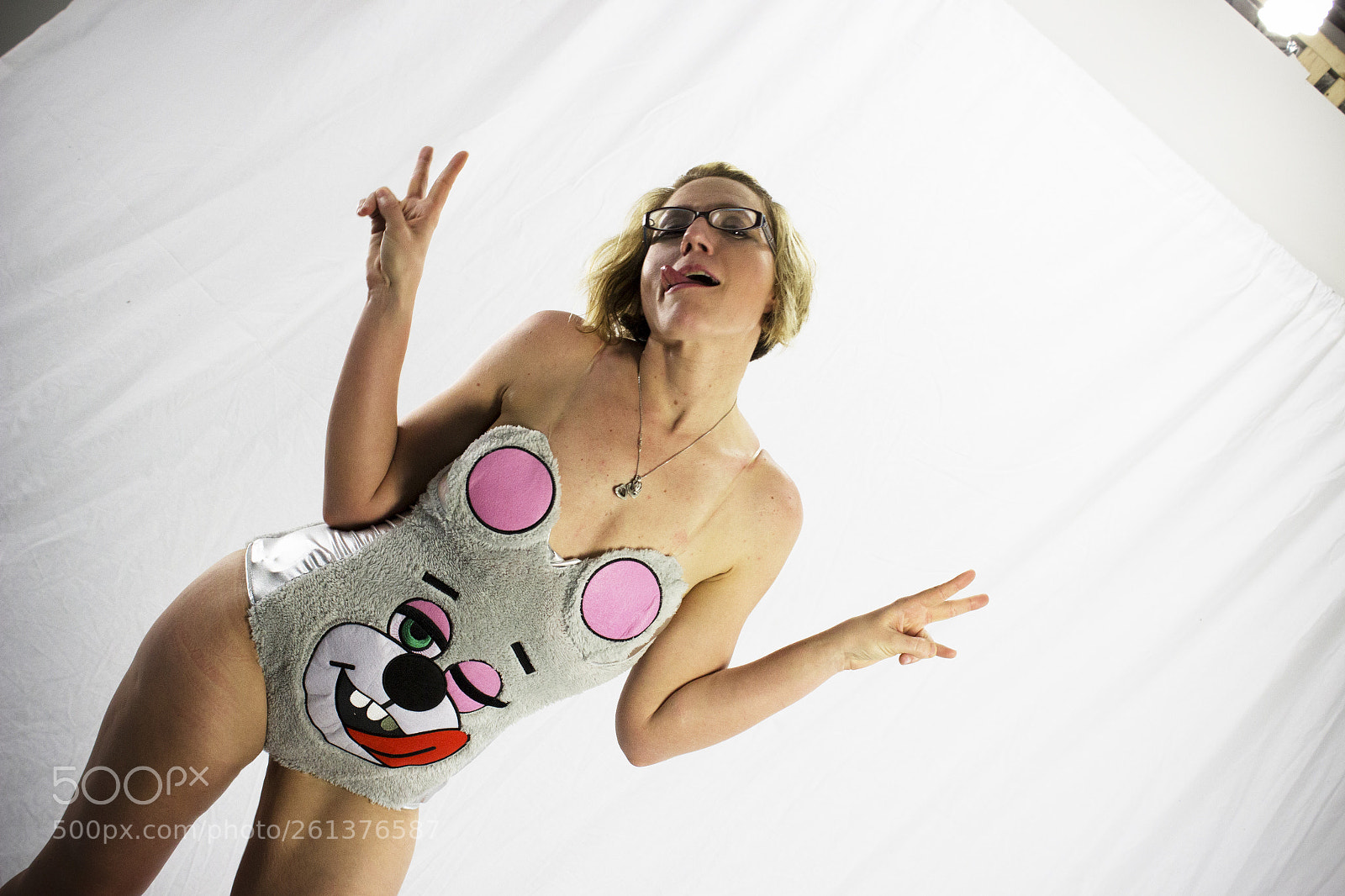 Canon EOS 600D (Rebel EOS T3i / EOS Kiss X5) sample photo. Crazy miley photography