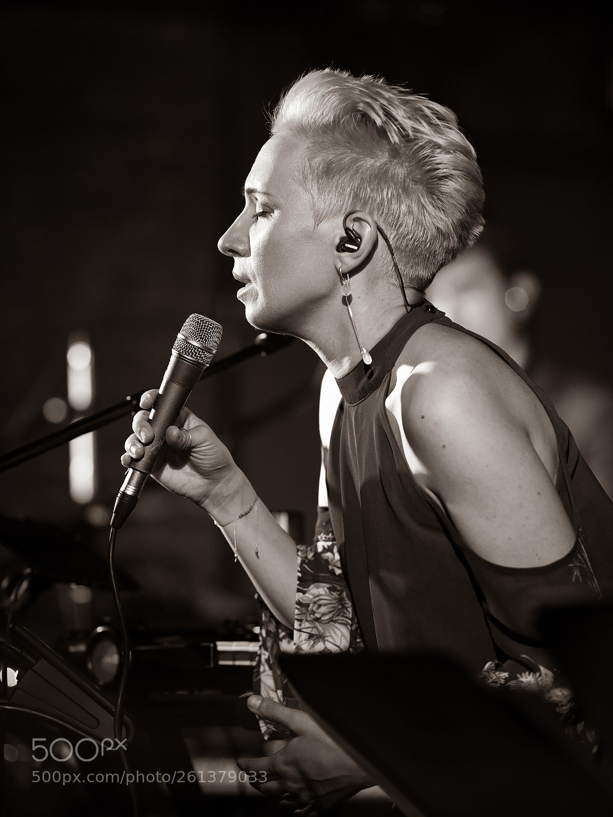 Canon EOS 5D Mark IV sample photo. Singer photography