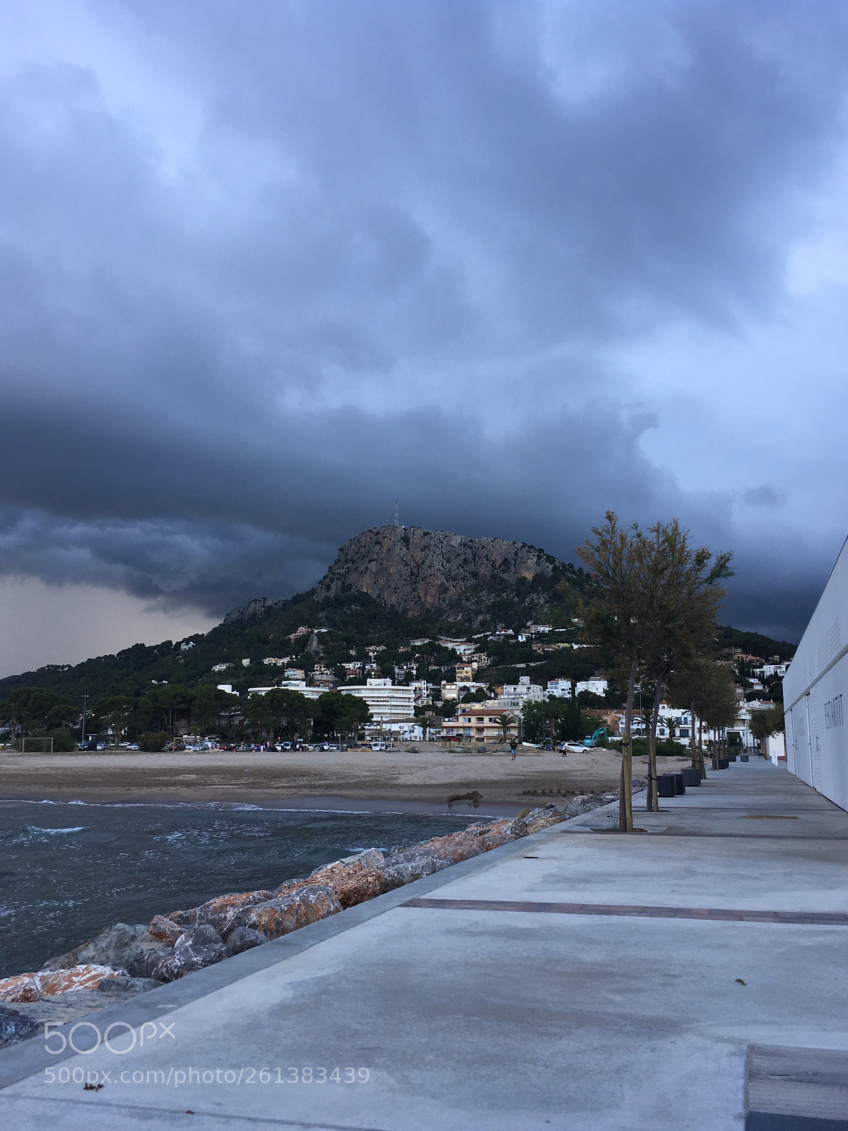Apple iPhone SE sample photo. Waiting for the rain  photography