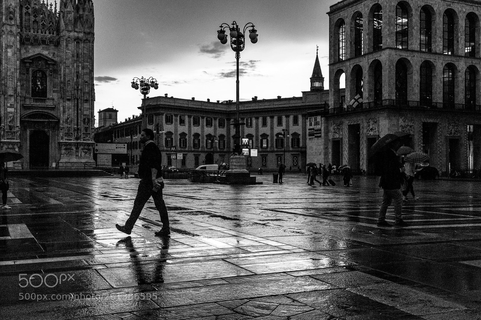 Canon EOS 750D (EOS Rebel T6i / EOS Kiss X8i) sample photo. Duomo square - milano photography