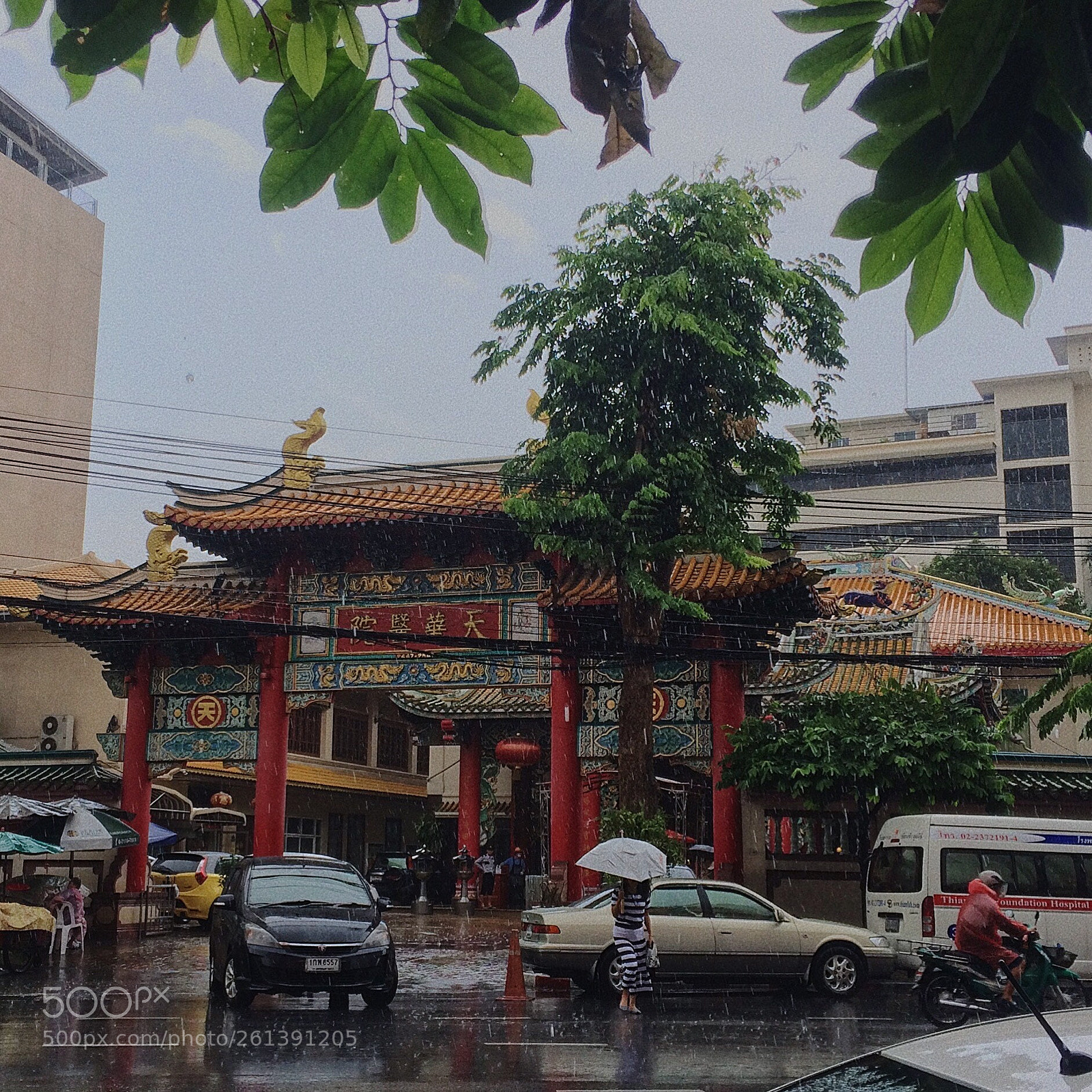 Apple iPhone 5s sample photo. Chinatown in the rain. photography