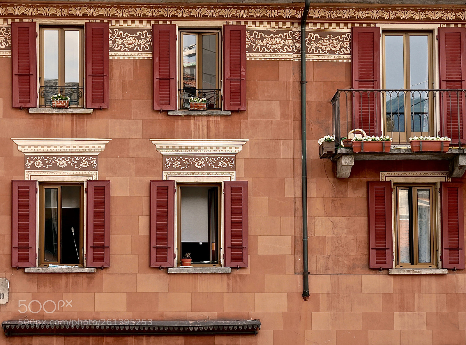Panasonic Lumix DMC-GX85 (Lumix DMC-GX80 / Lumix DMC-GX7 Mark II) sample photo. Windows photography
