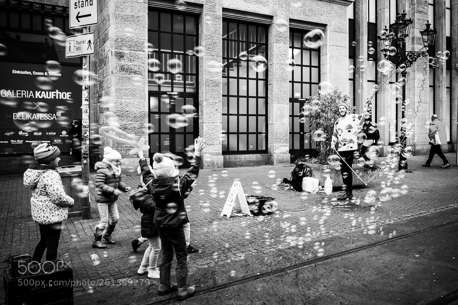 Leica Q (Typ 116) sample photo. Bubble game in munich photography