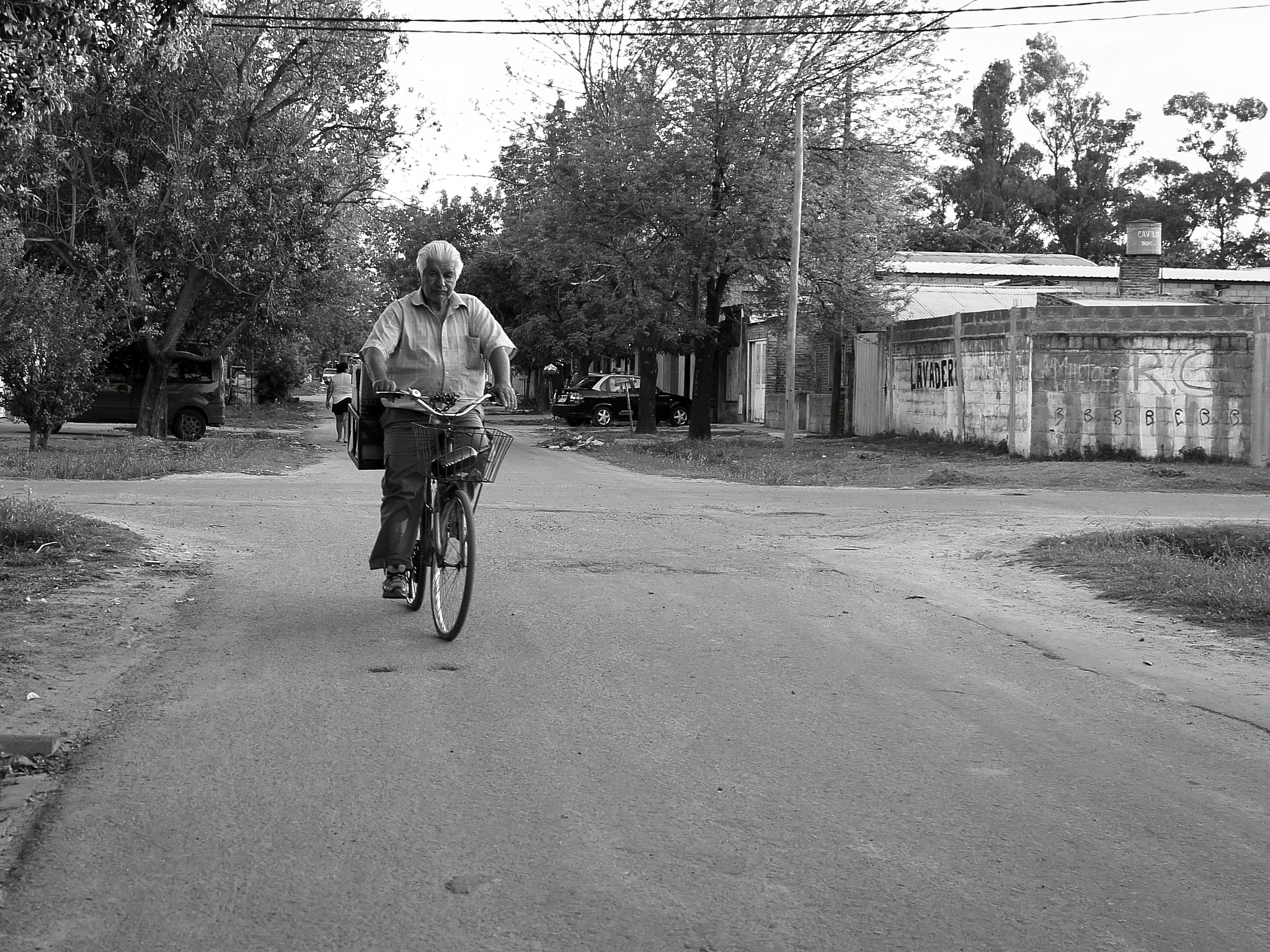 Canon PowerShot G1 X sample photo. Hombre en bicicleta con su botella de resero... photography