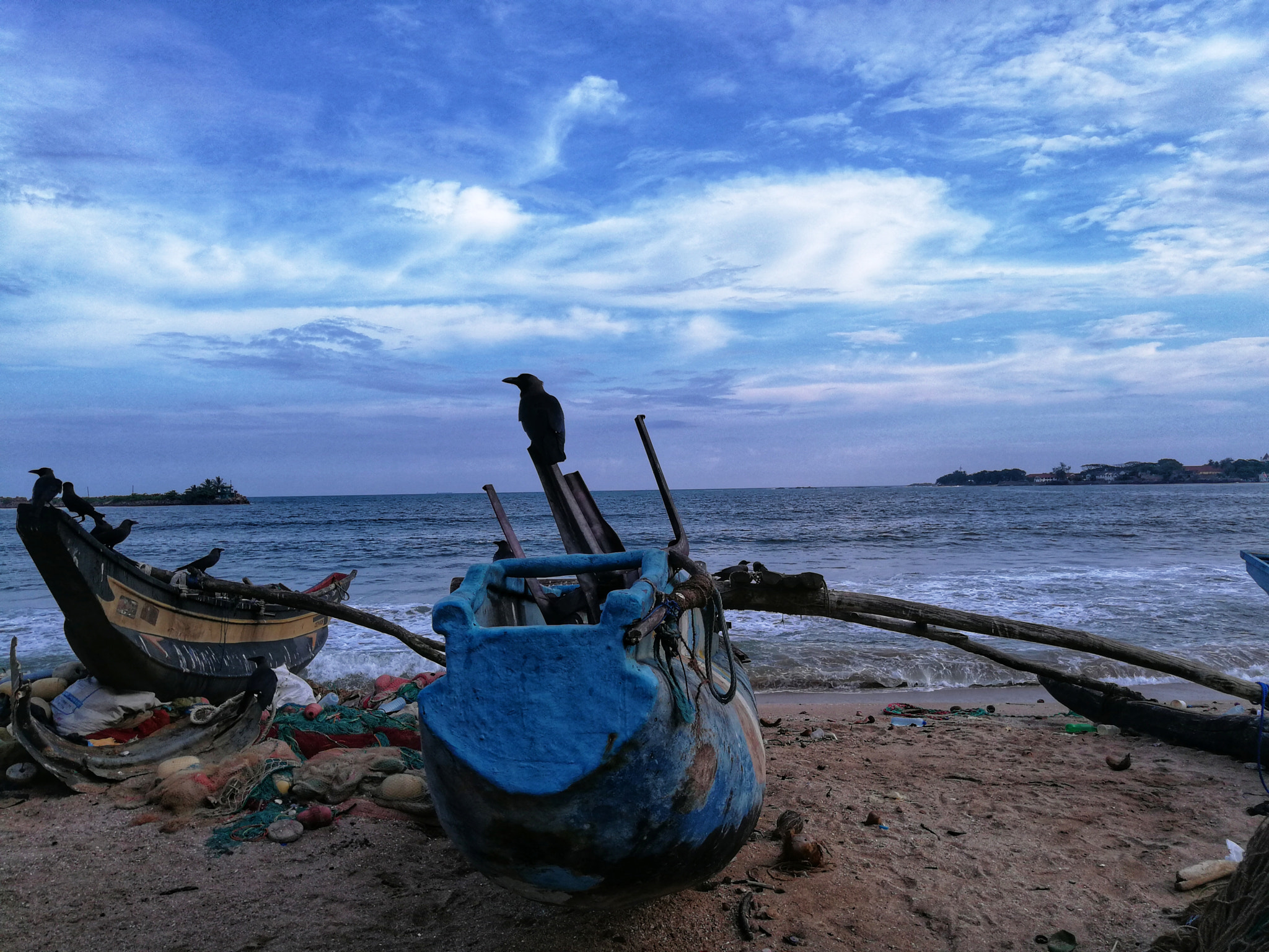 HUAWEI P10 Plus sample photo. Crow and fishing boat photography