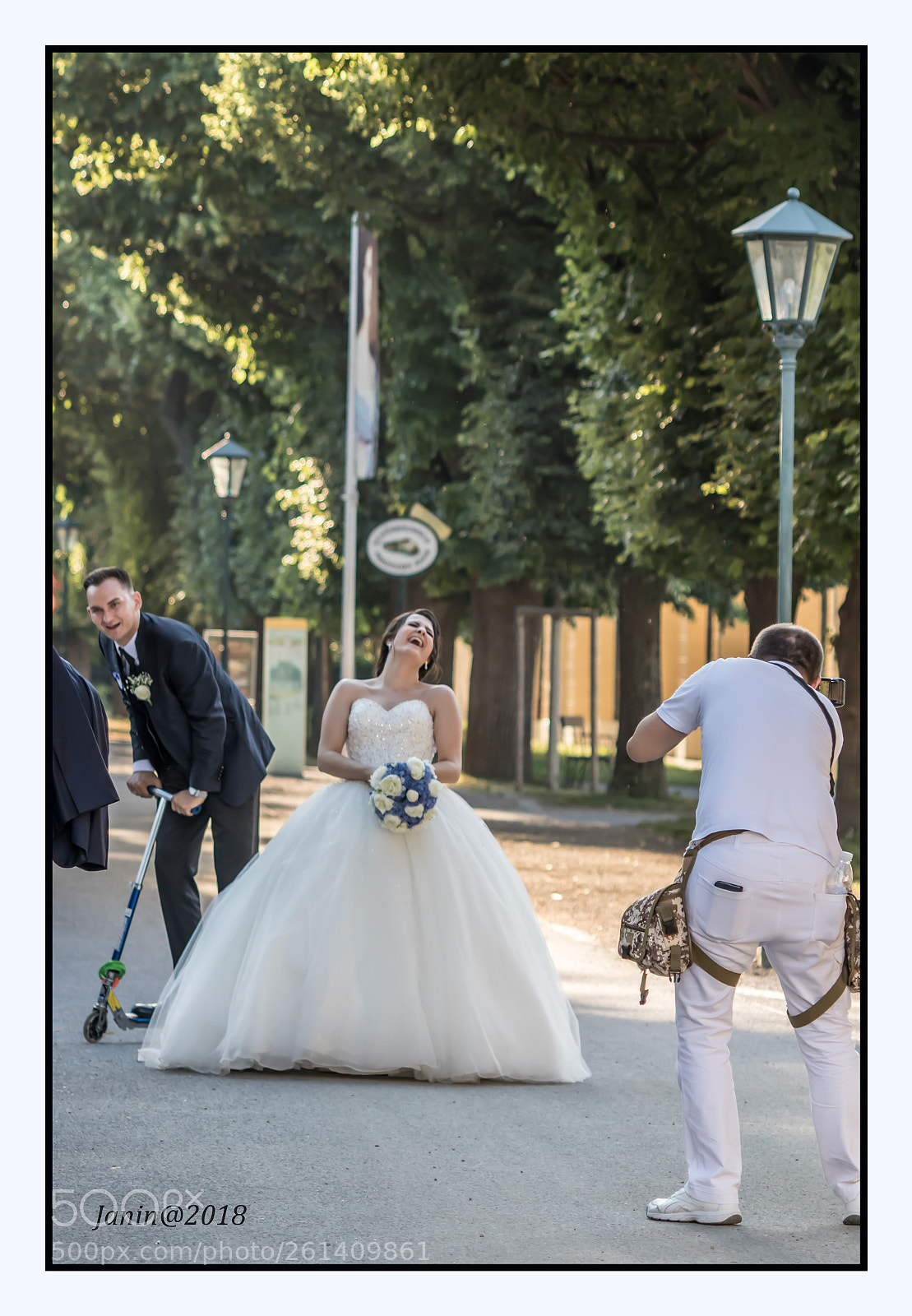 Canon EOS 77D (EOS 9000D / EOS 770D) sample photo. Funny wedding photo shoot photography