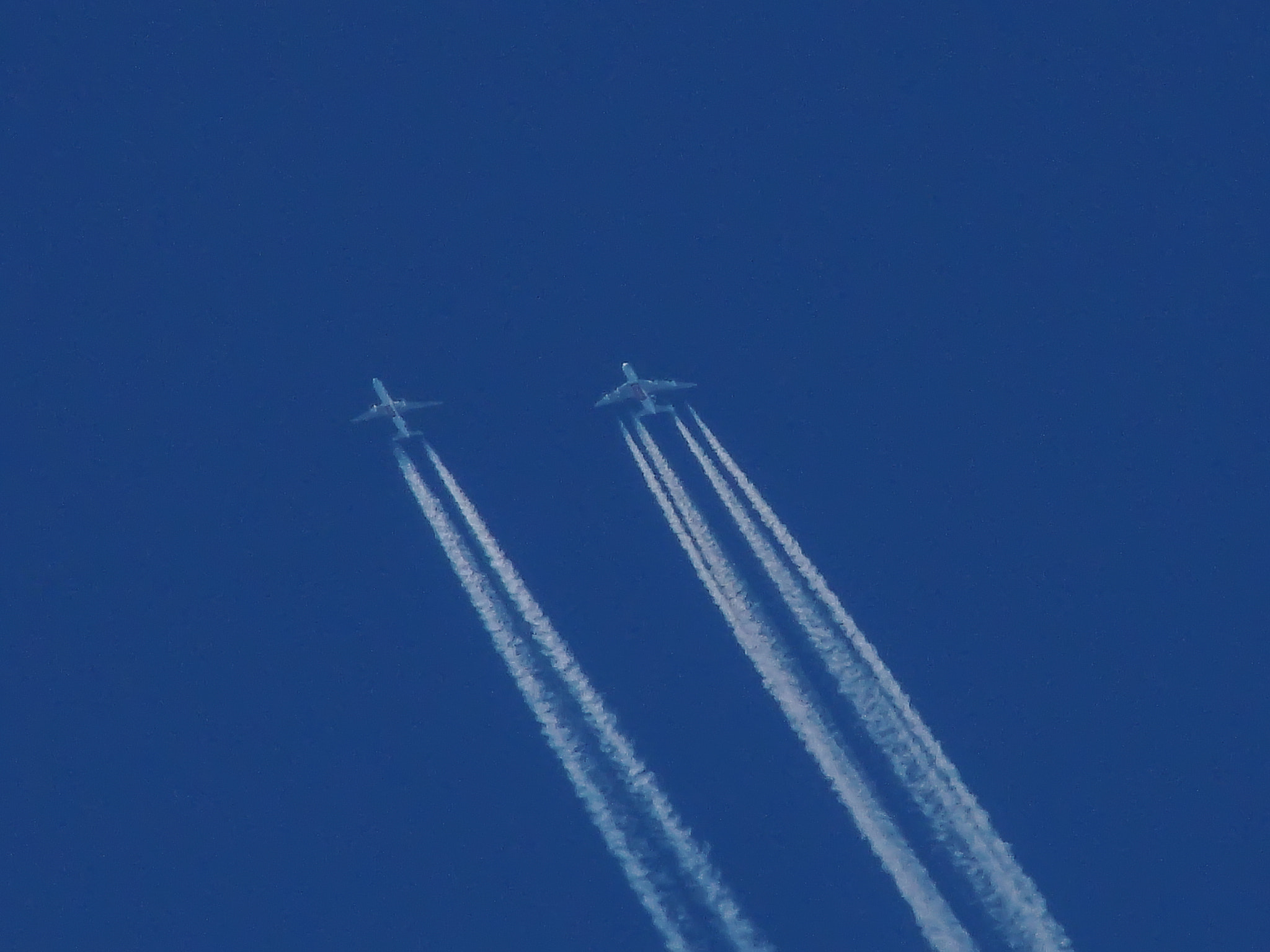 Sony DSC-H5 sample photo. Overtaking is allowed!!....(boeing-777 and a380) photography