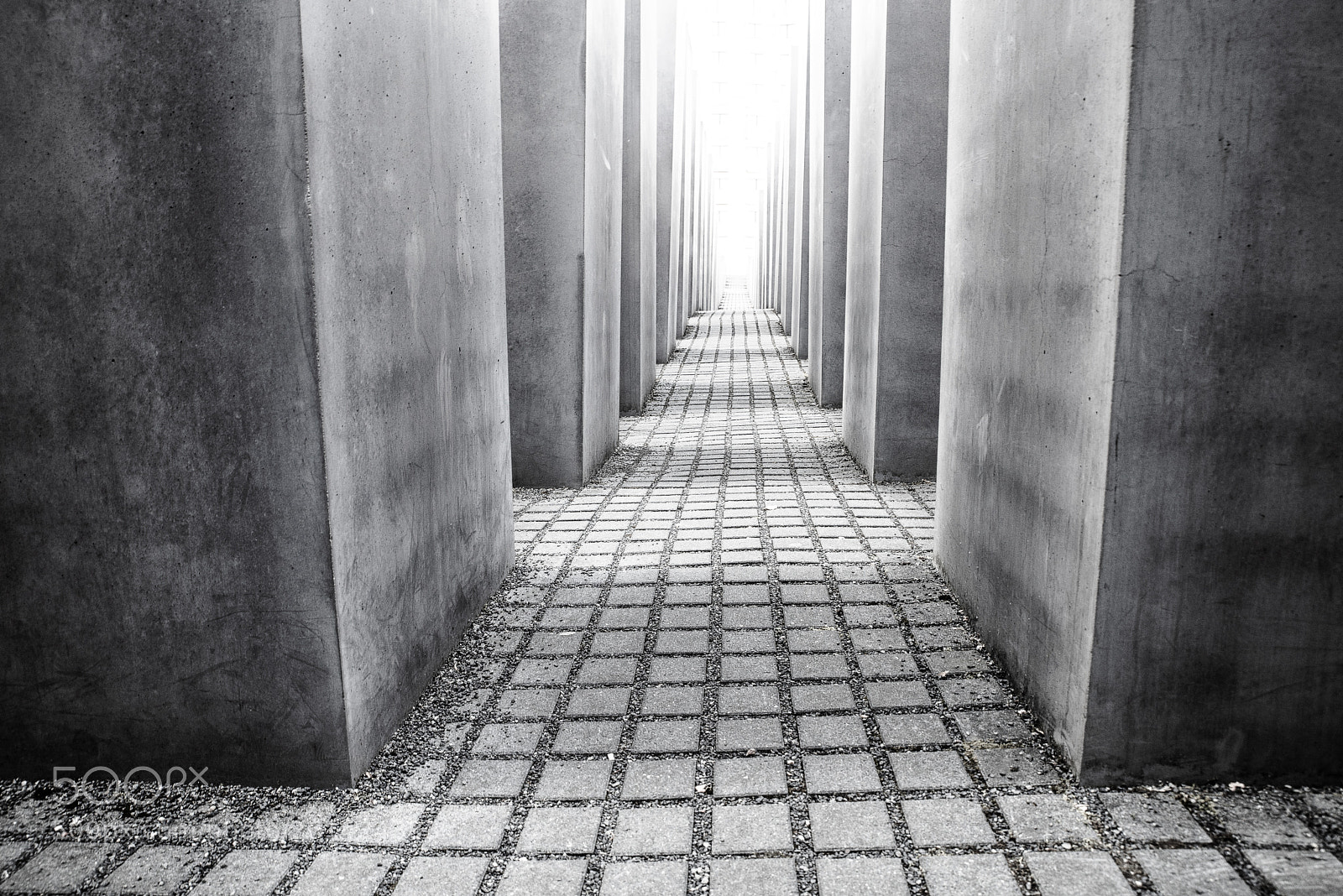 Sony a7R sample photo. Denkmal in sw photography
