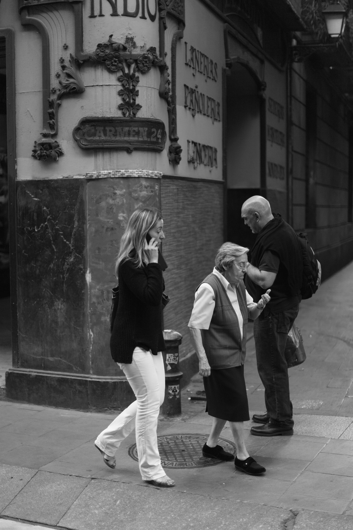 Canon EOS 6D + Canon EF 50mm F1.2L USM sample photo. Gente en la calle photography