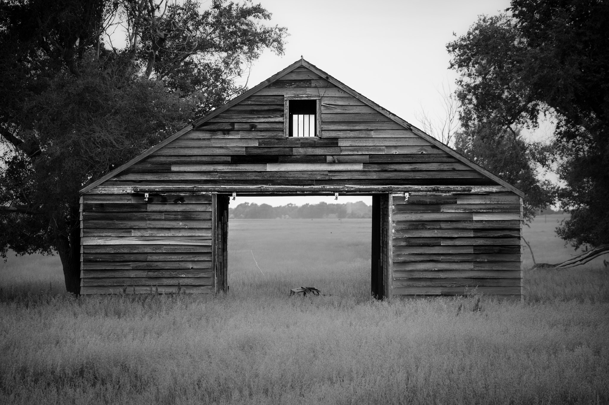 Canon EOS 650D (EOS Rebel T4i / EOS Kiss X6i) sample photo. Through the barn photography