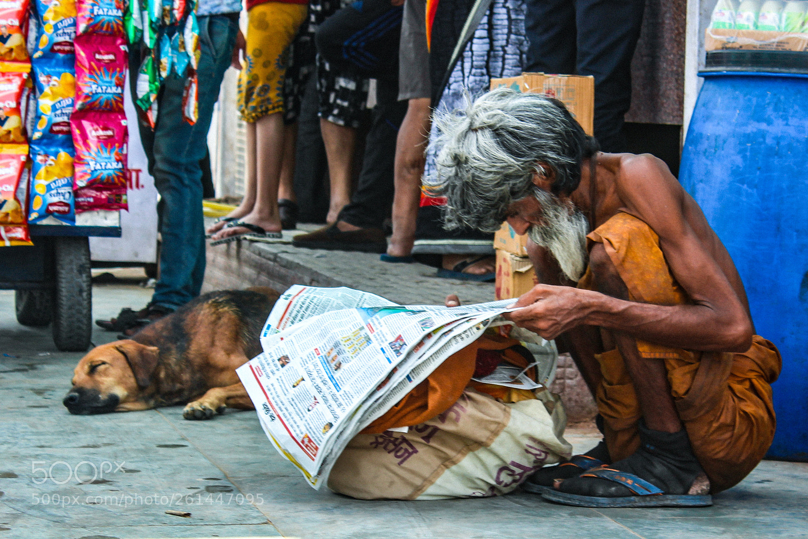 Canon EOS 1300D (EOS Rebel T6 / EOS Kiss X80) sample photo. Poor man reading newspaper photography