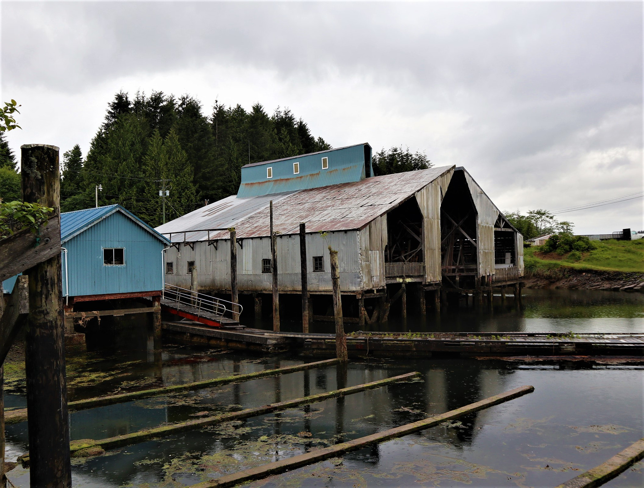 Canon EOS M100 sample photo. Old boat house photography