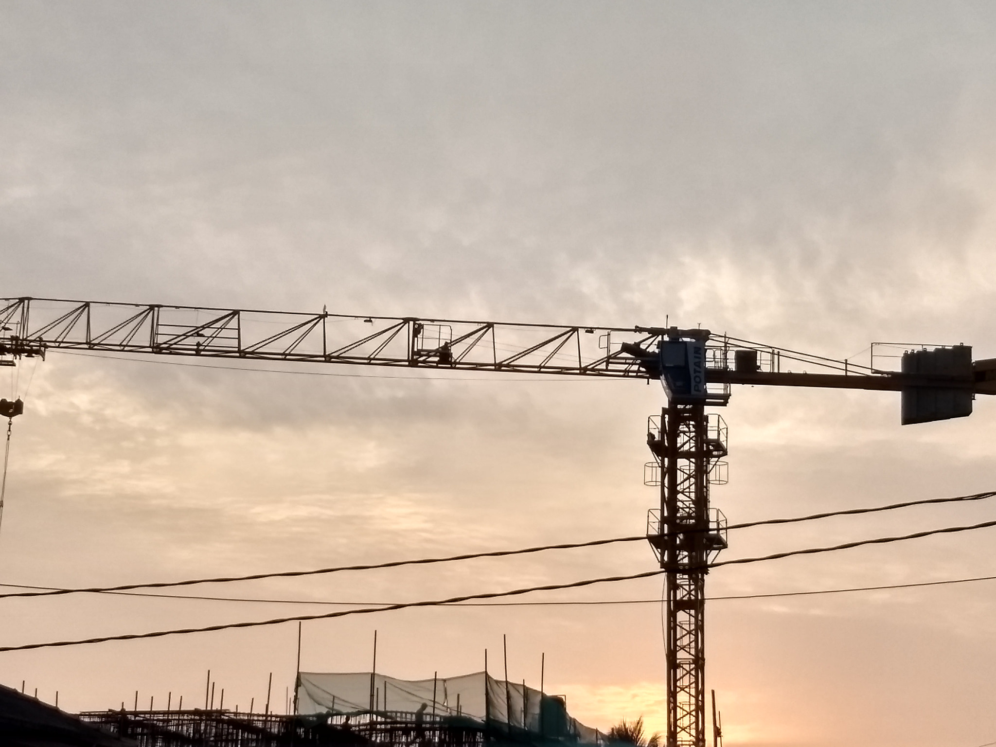 Motorola Moto G (5) Plus sample photo. Crane photography