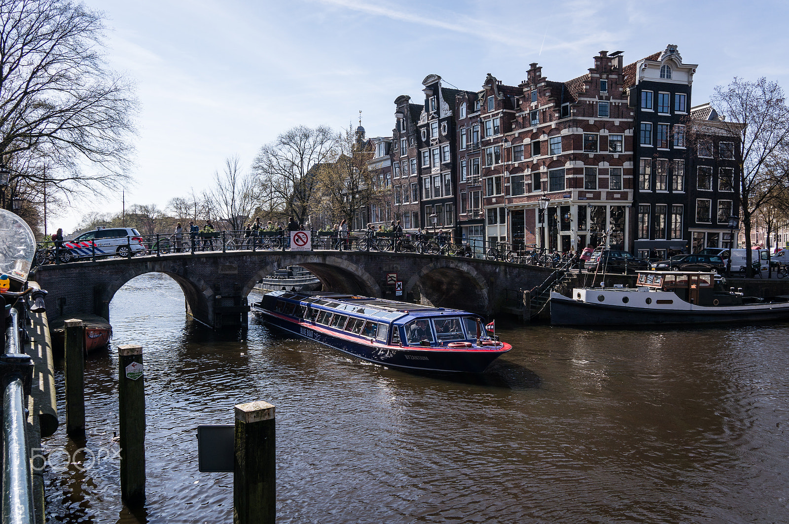 Sony Alpha NEX-6 sample photo. Bicycles, canals and crooked buildings photography
