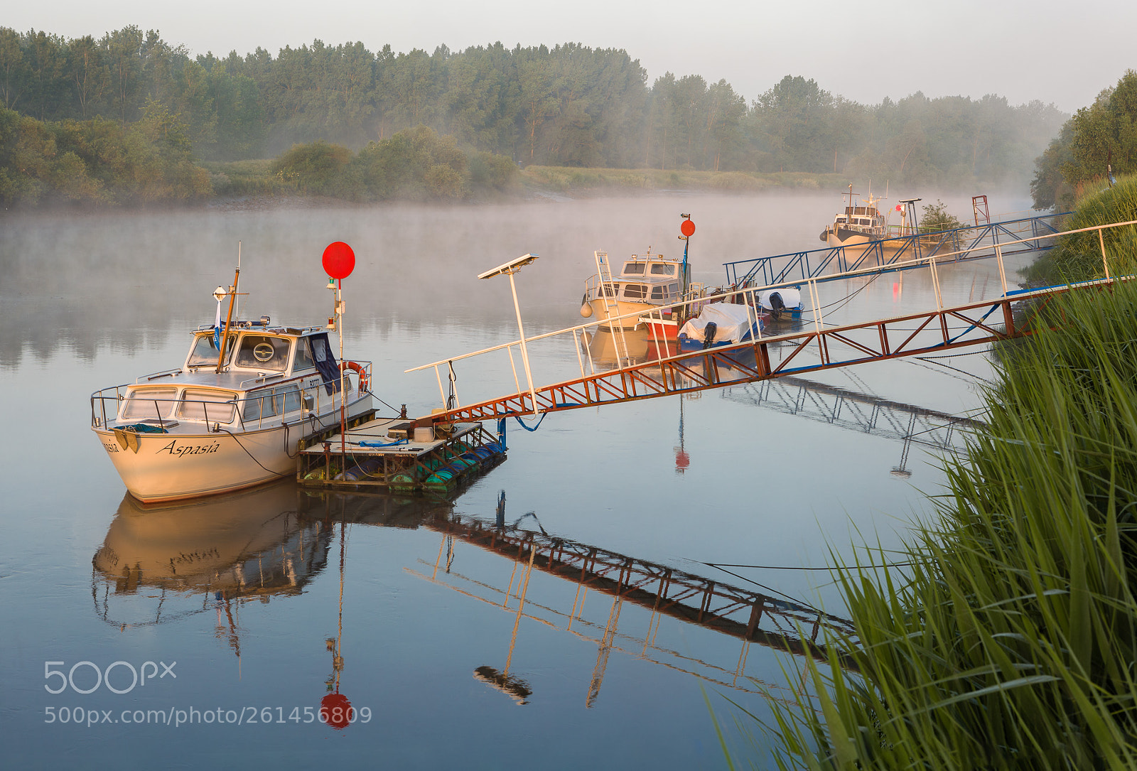 Canon EOS 5D Mark II sample photo. River boats photography