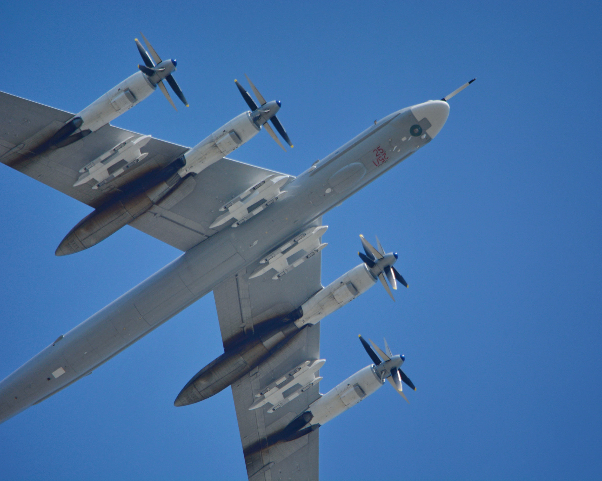 Nikon D5200 sample photo. Tu-95 ("bear") photography