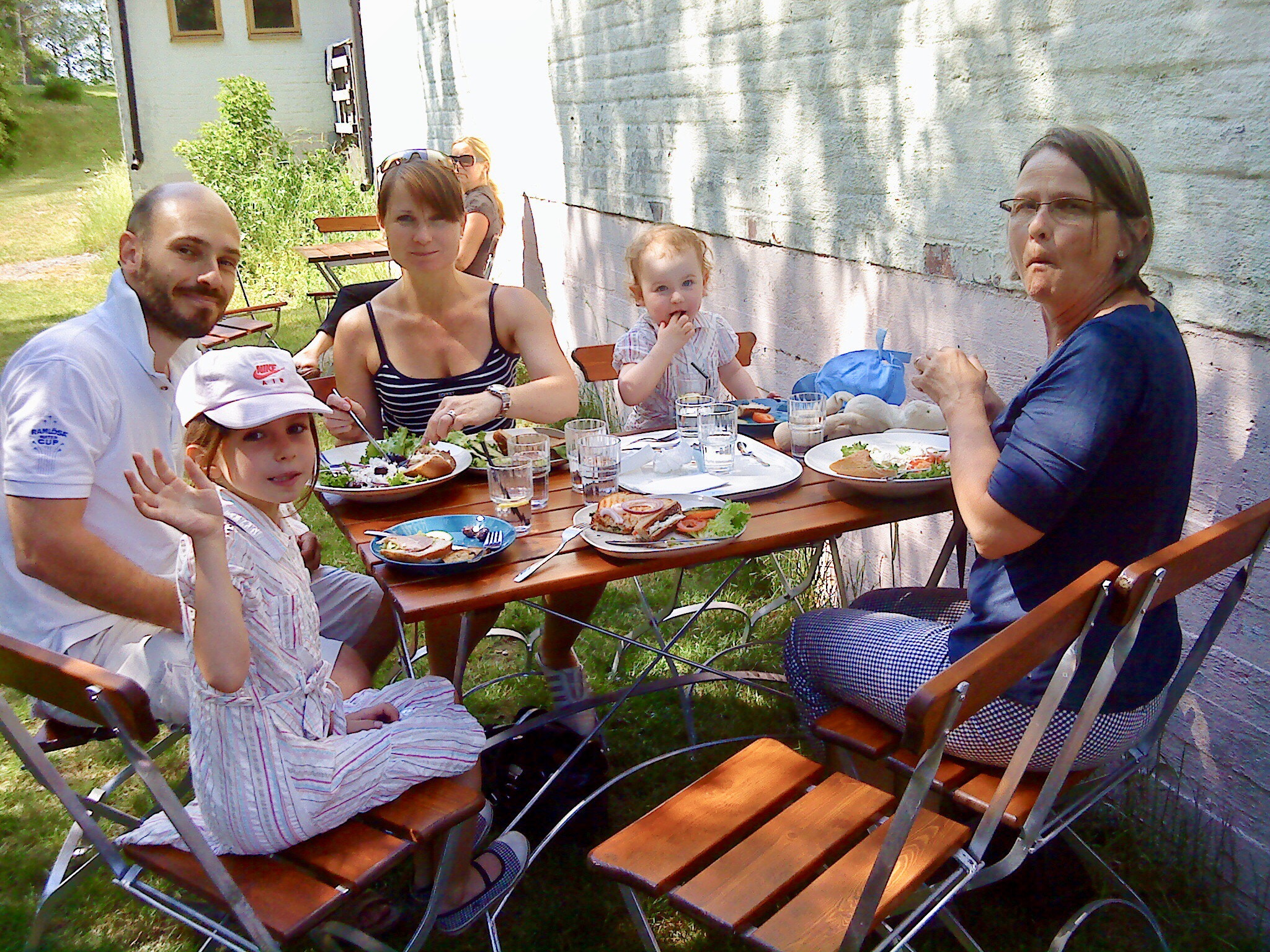 Sony Ericsson W890i sample photo. My wife, our daughter and grandchildren photography