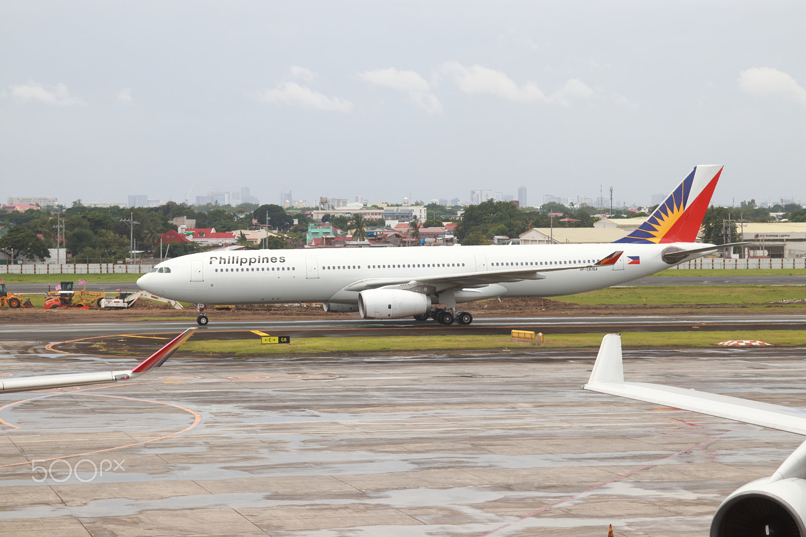 Canon EOS 80D + Canon EF 24-105mm F4L IS USM sample photo. Airplanes in naia philippines photography