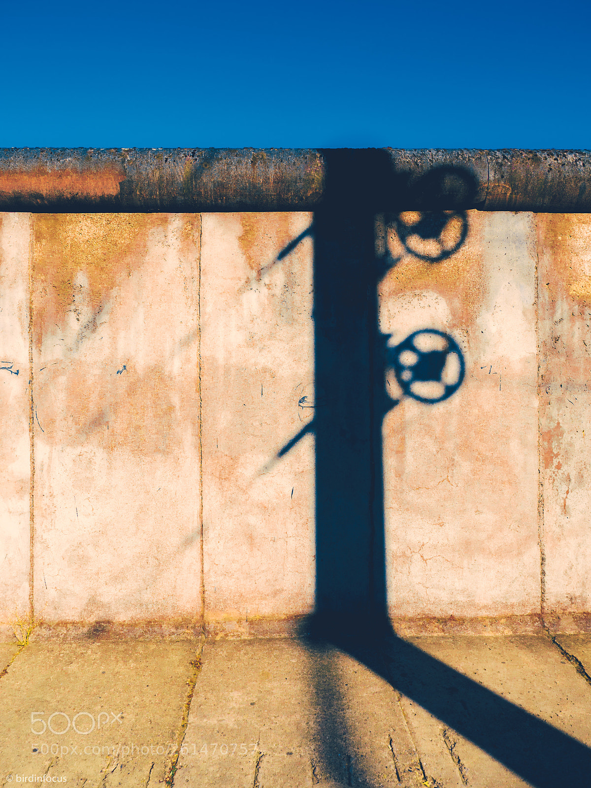 Olympus OM-D E-M5 II sample photo. Shadow on the wall photography