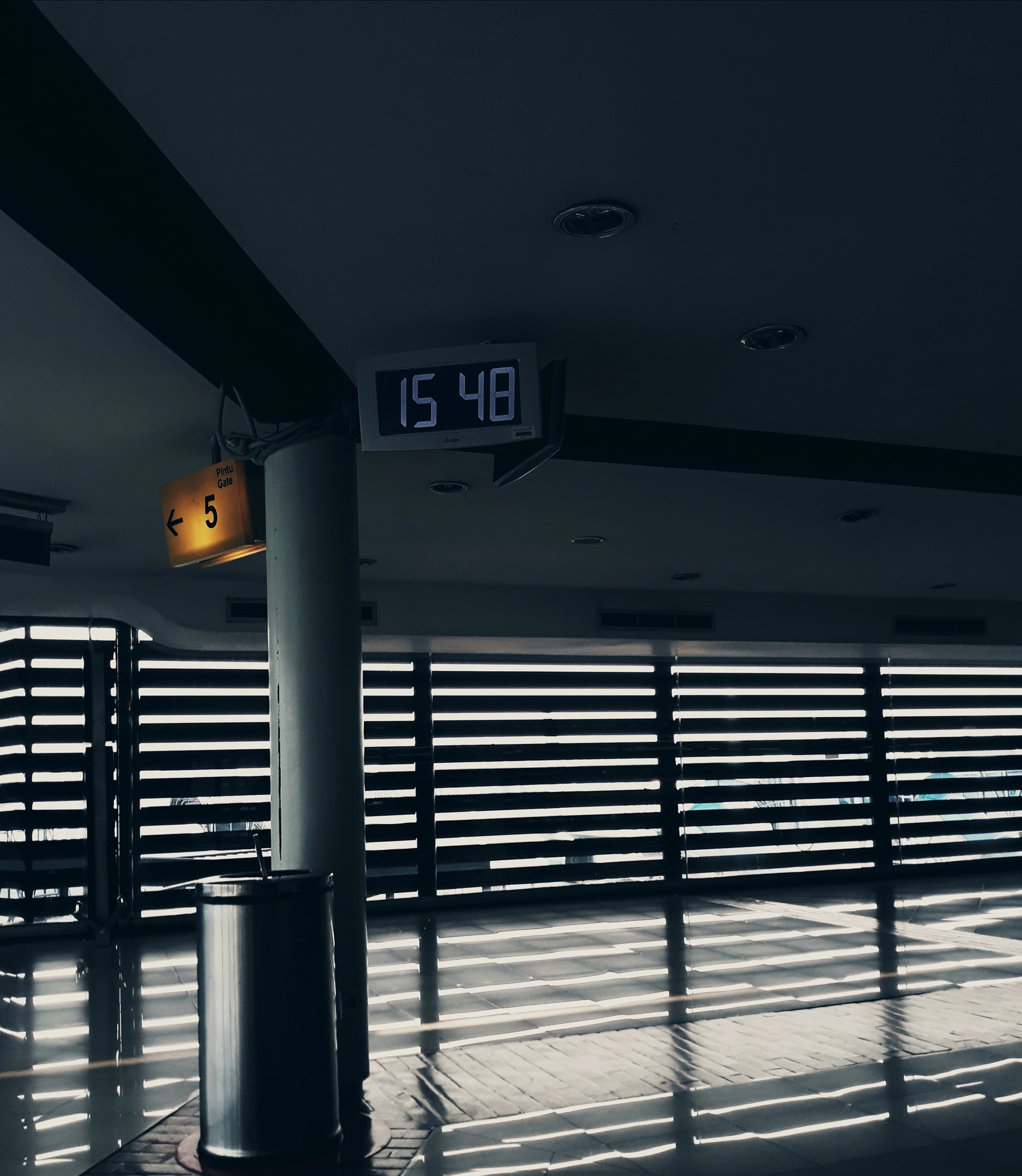 Samsung Galaxy J7 Pro sample photo. Silent airport photography