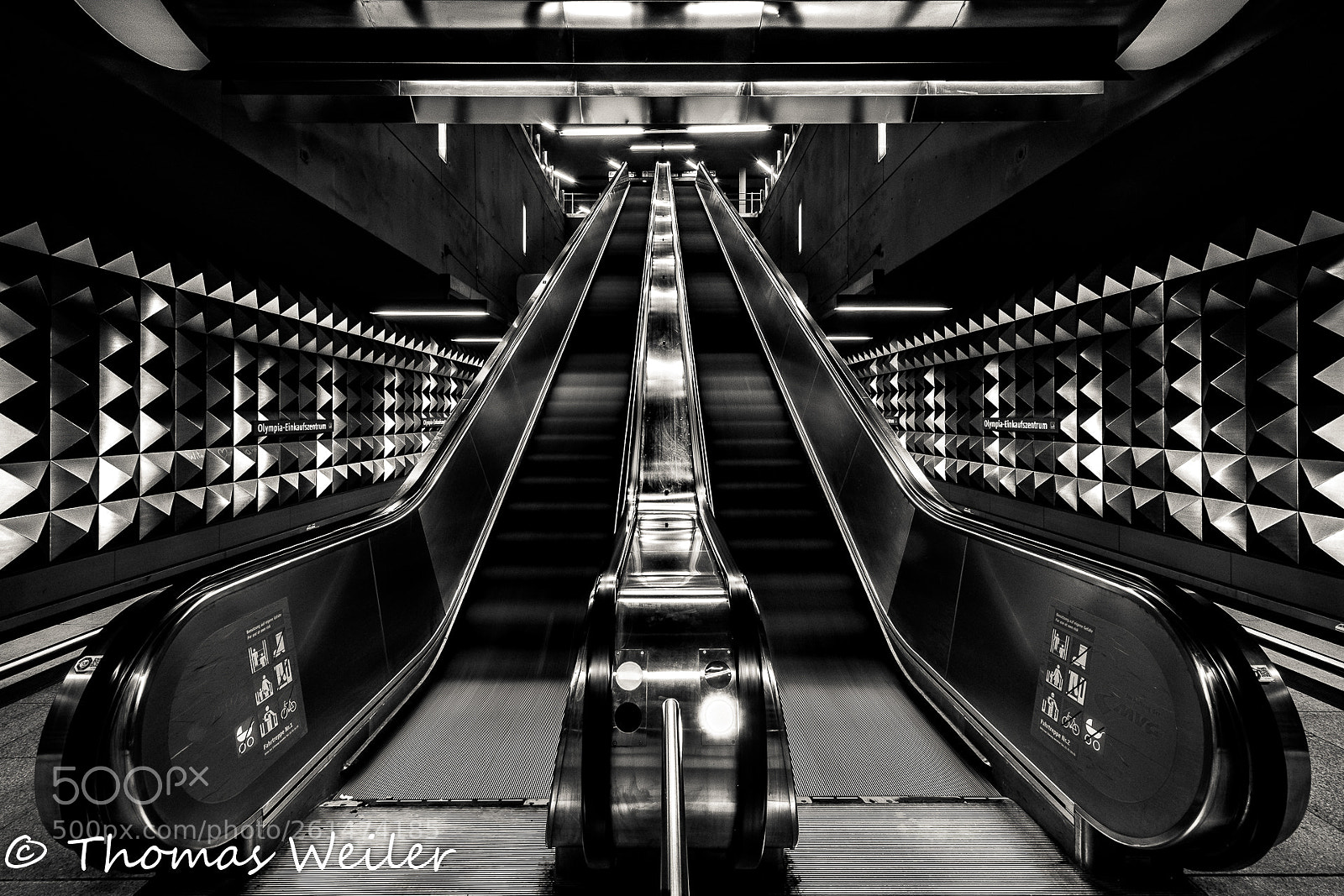 Fujifilm X-T1 sample photo. Munich subway - the photography