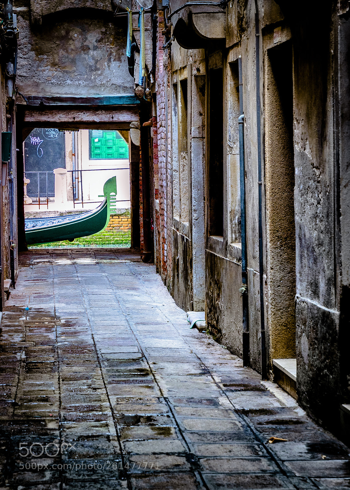 Canon EOS 5D Mark IV sample photo. Gondola corridor photography