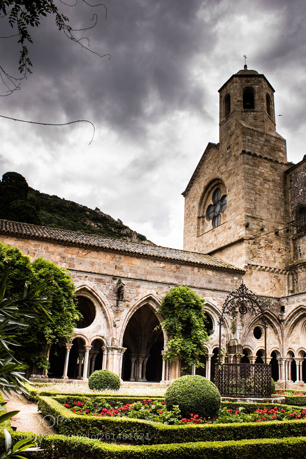 Canon EOS 750D (EOS Rebel T6i / EOS Kiss X8i) sample photo. Abbaye de fontfroide photography