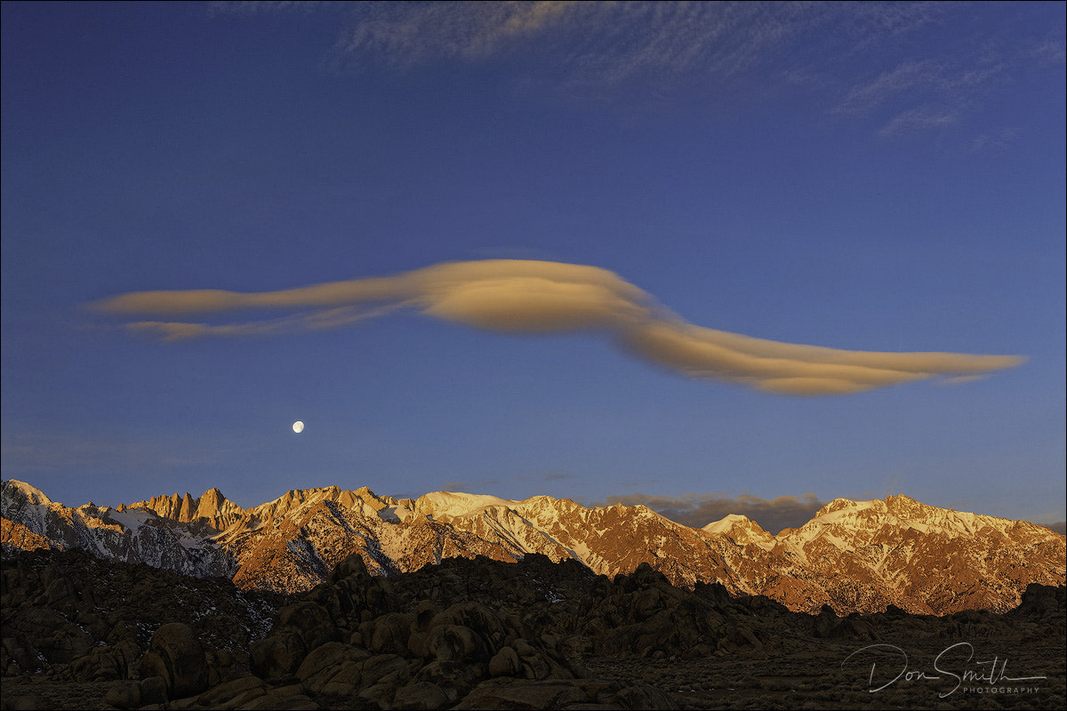 Canon EOS-1Ds Mark III sample photo. Moonset and lenticular cloud over eastern sierra photography
