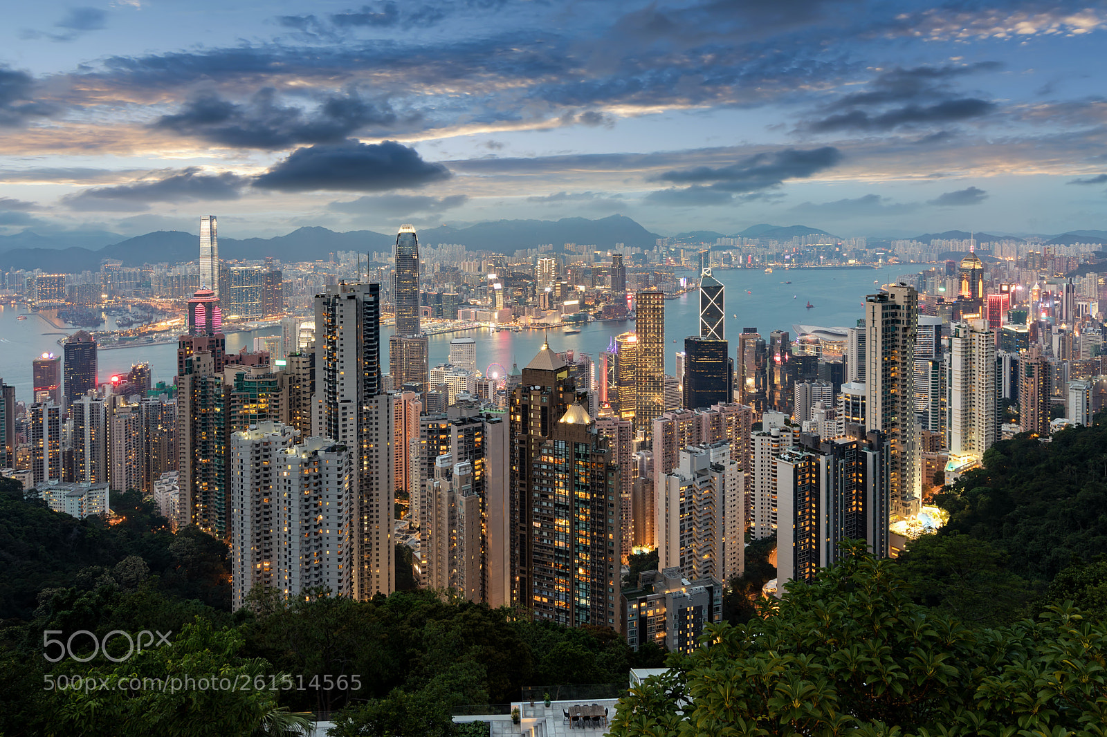 Canon EOS 5D Mark IV sample photo. Dusk over hong kong photography