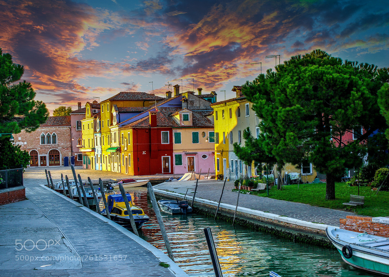 Canon EOS 550D (EOS Rebel T2i / EOS Kiss X4) sample photo. Burano island on a photography