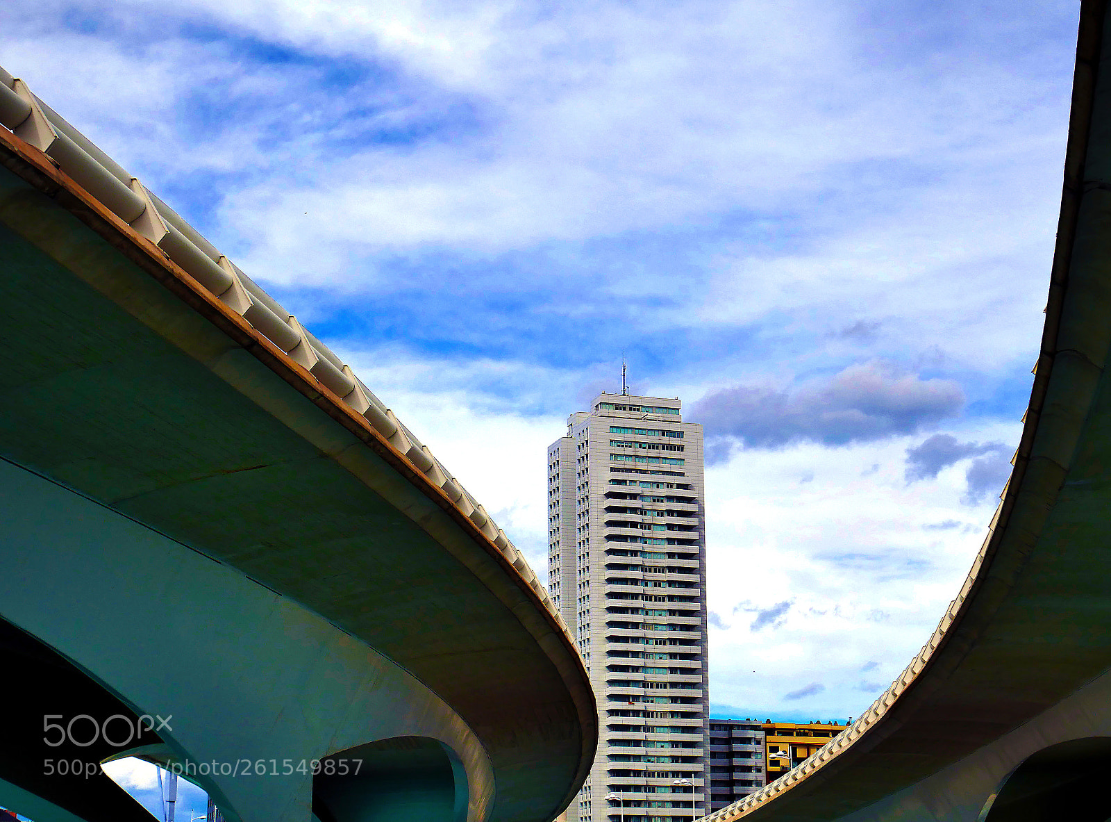 Panasonic Lumix DMC-GX85 (Lumix DMC-GX80 / Lumix DMC-GX7 Mark II) sample photo. Edificio photography