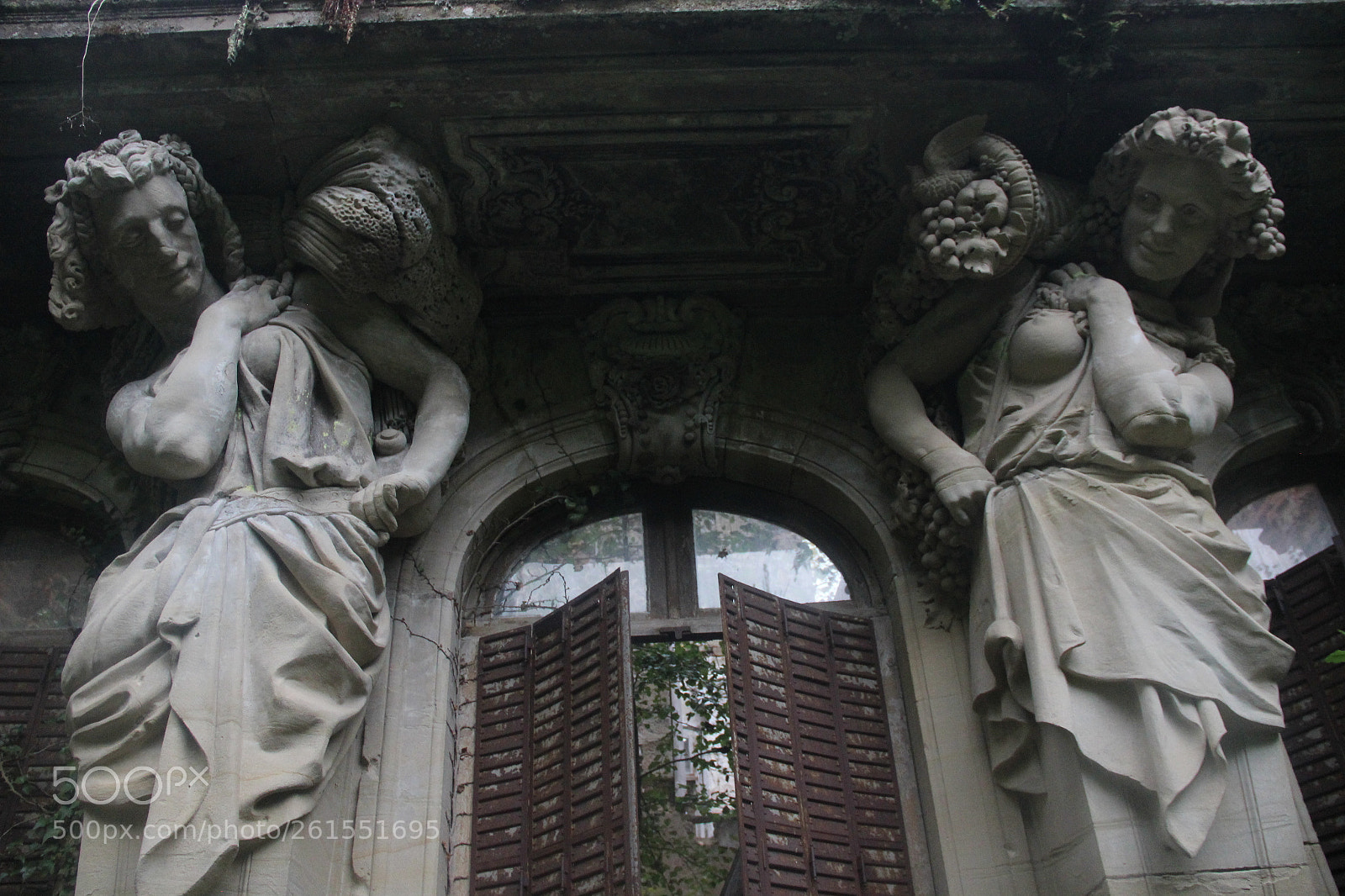 Canon EF-S 18-135mm F3.5-5.6 IS sample photo. Balcon, atlantes et cariatides. photography