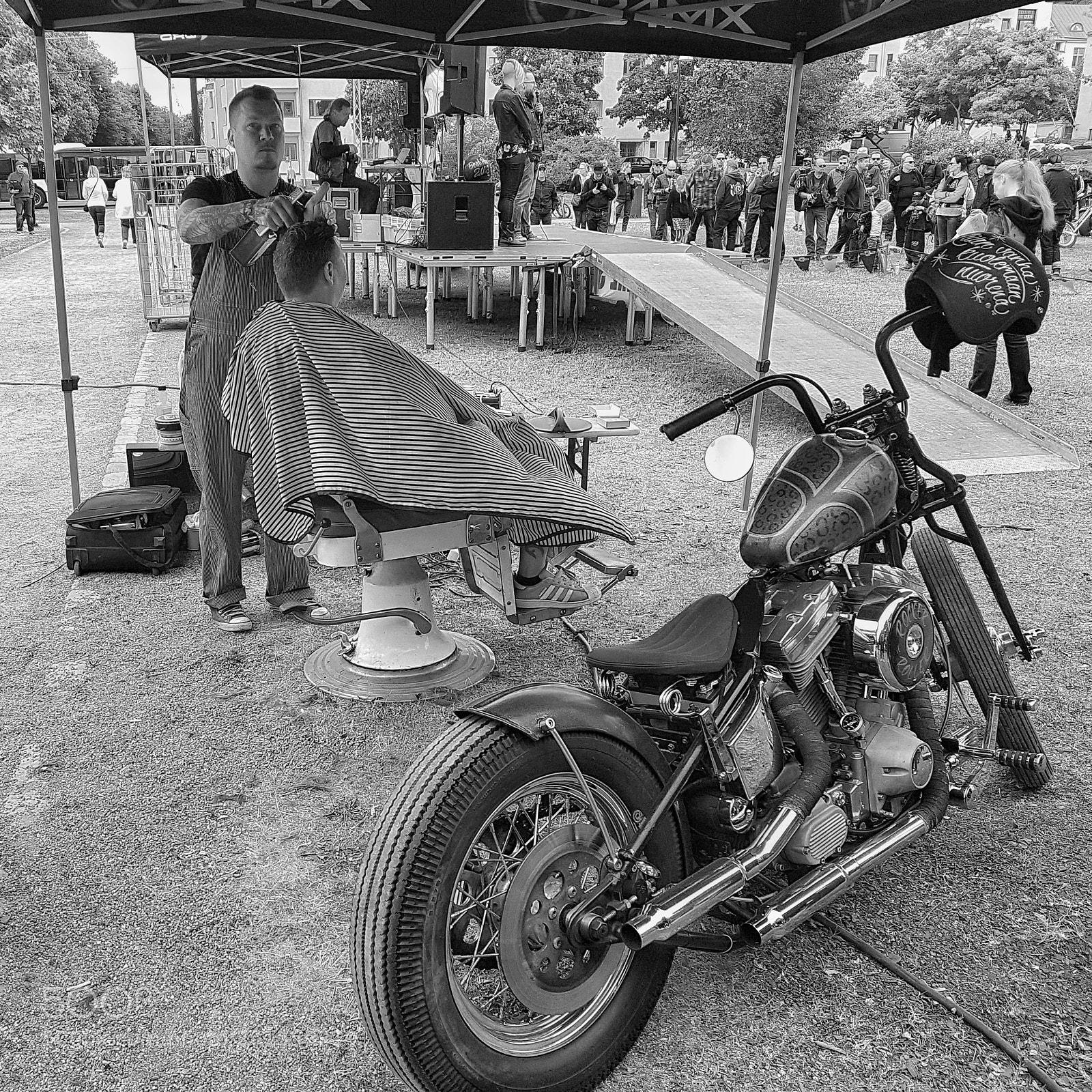 Samsung Galaxy S7 sample photo. Haircut at the biker photography