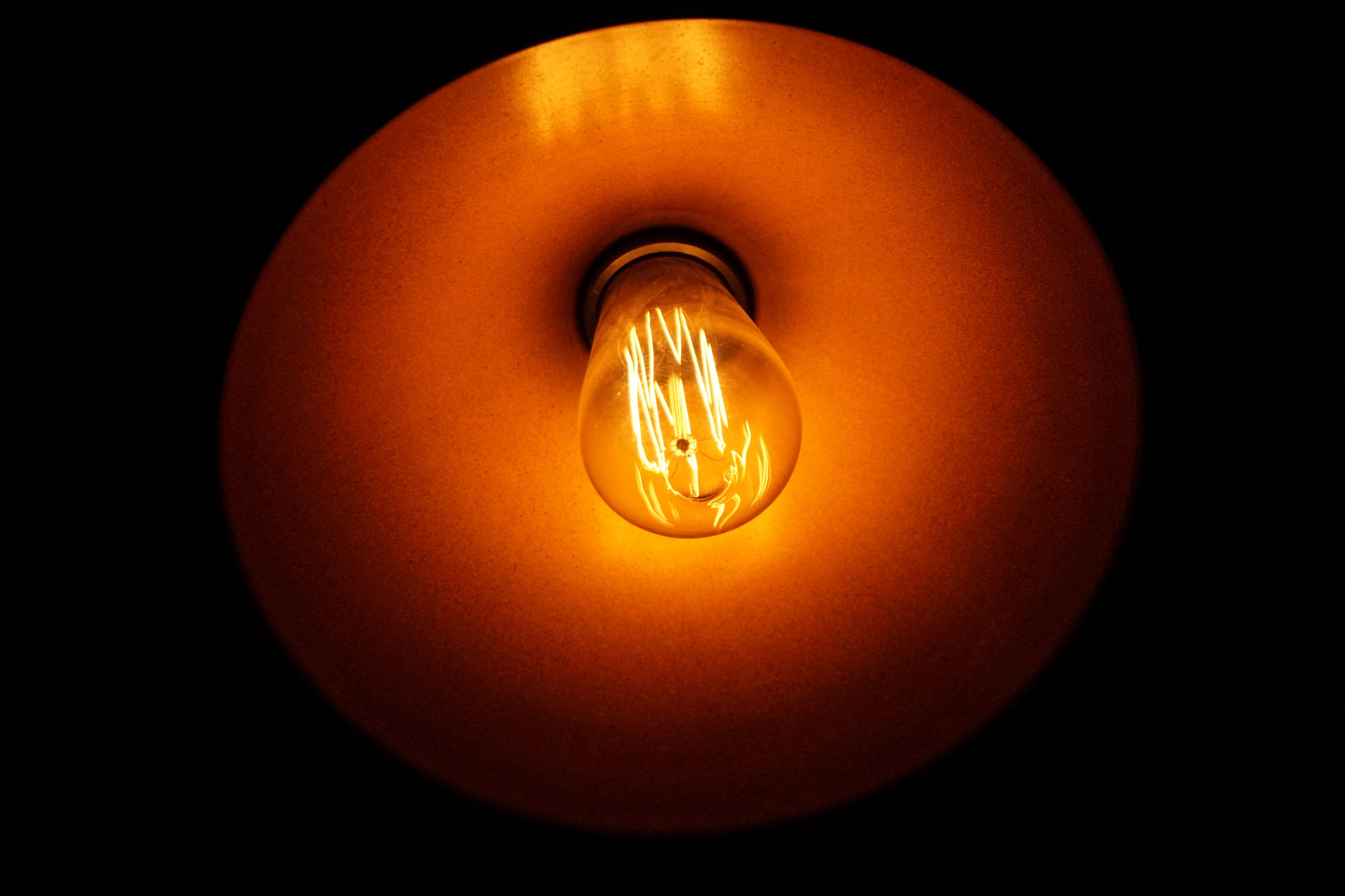 Sony a6500 sample photo. Night lamp photography