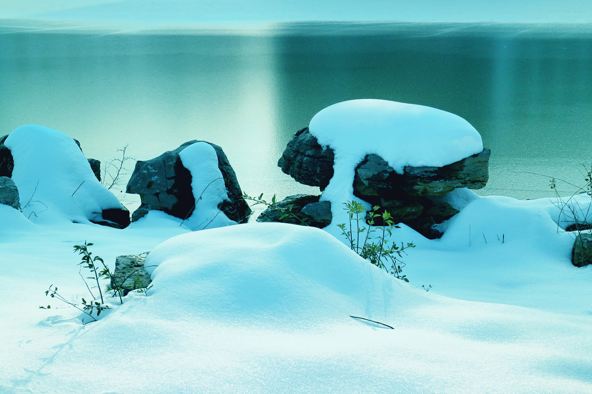 Canon EOS M2 sample photo. 水边石上雪 photography