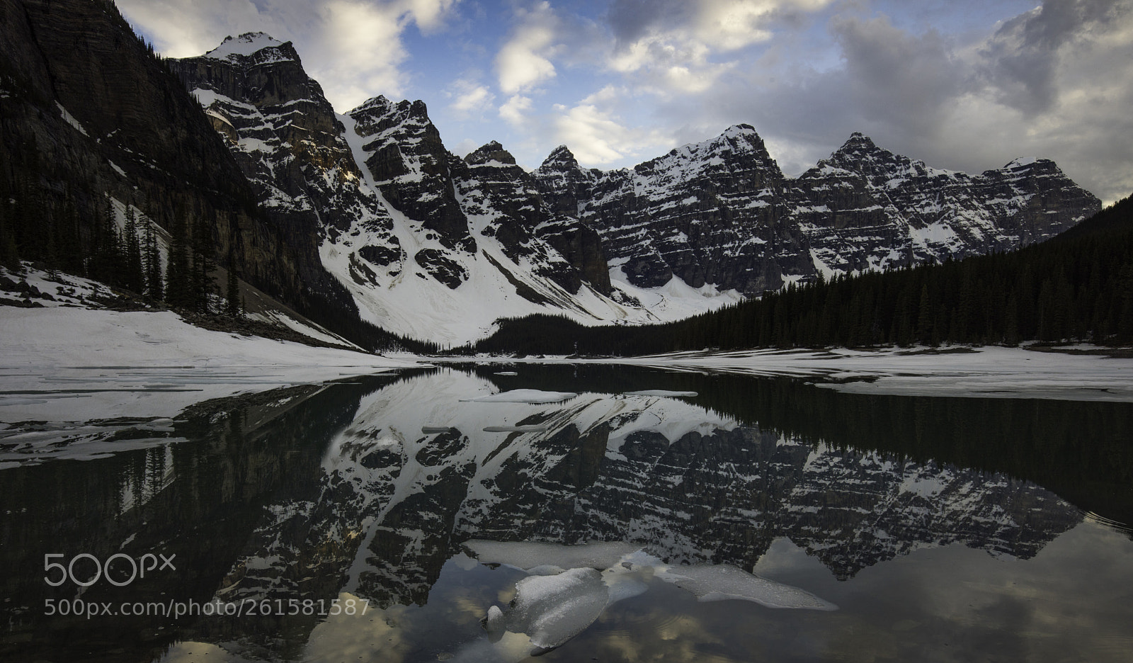 Canon EOS 5D Mark IV sample photo. Moraine lake photography