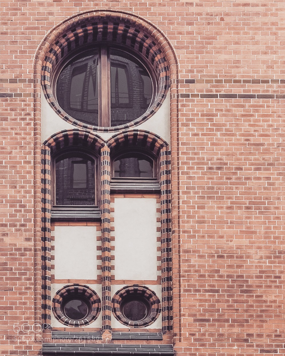 Canon EOS 5D Mark IV sample photo. Rounded - speicherstadt photography