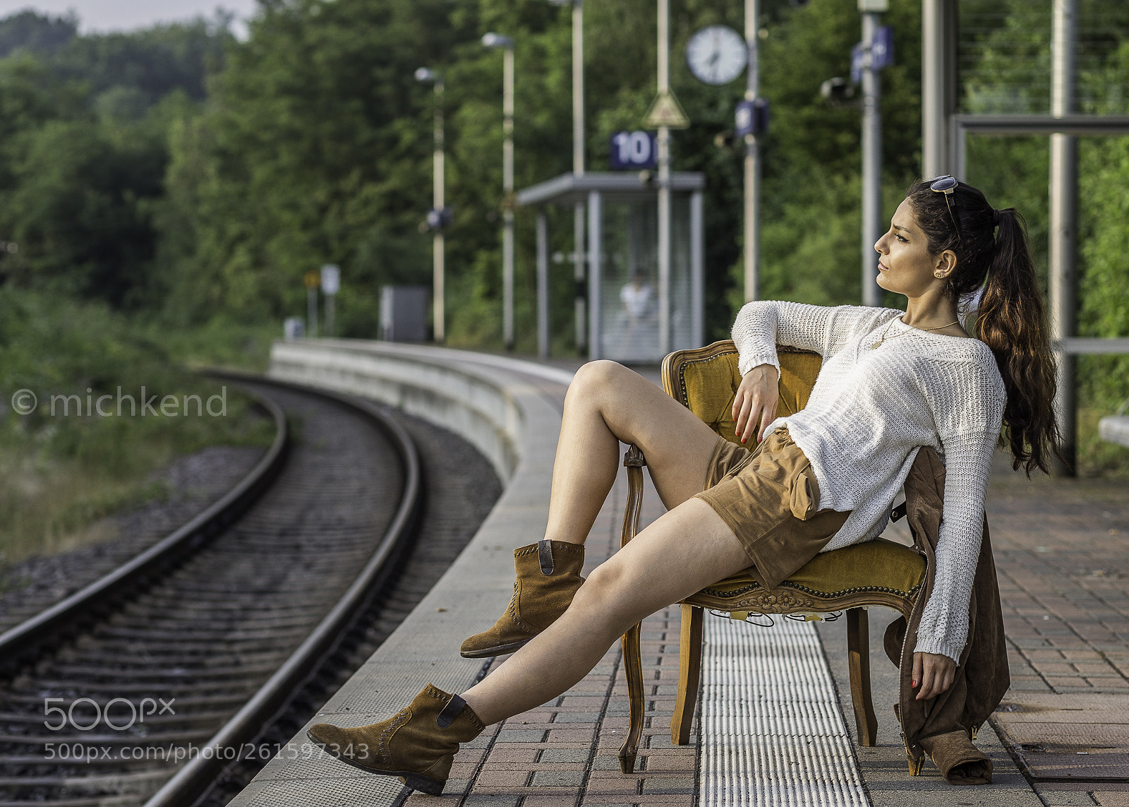 Canon EOS 6D sample photo. Sie wartet auf dem photography