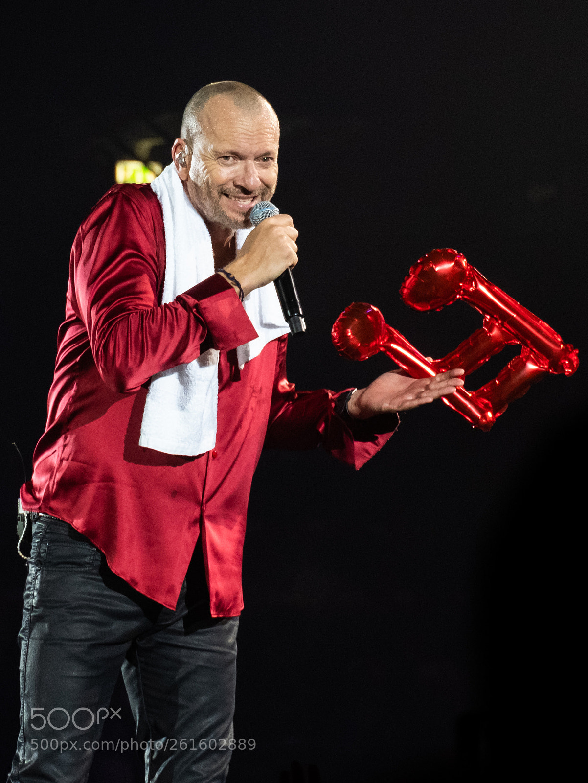 Fujifilm X-T2 sample photo. Biagio antonacci on stage photography