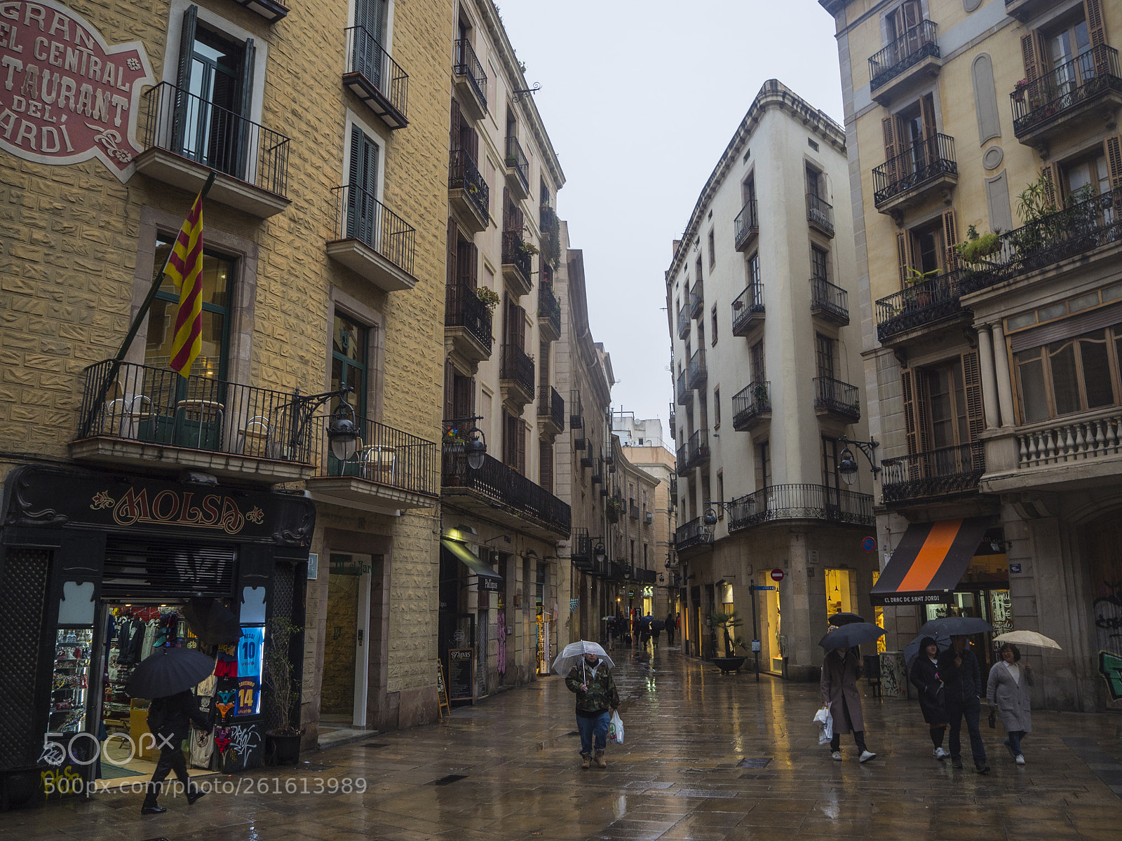 Olympus OM-D E-M5 II sample photo. Streets of barcelona 3/5 photography