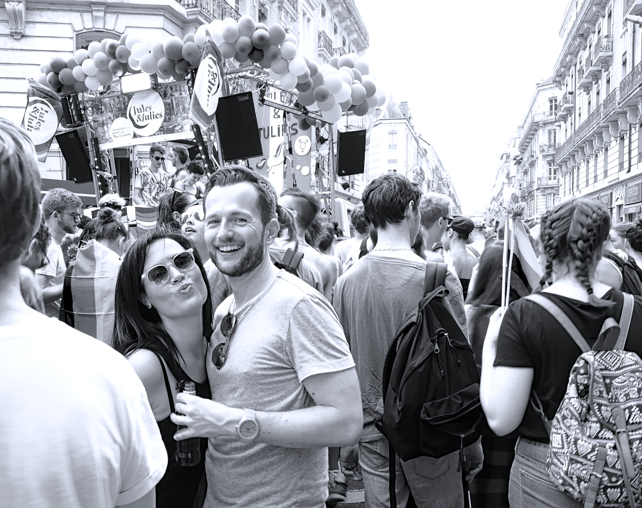 Canon EOS 600D (Rebel EOS T3i / EOS Kiss X5) + Canon EF-S 18-55mm F3.5-5.6 II sample photo. Nice couple in gay pride 2018 bw photography