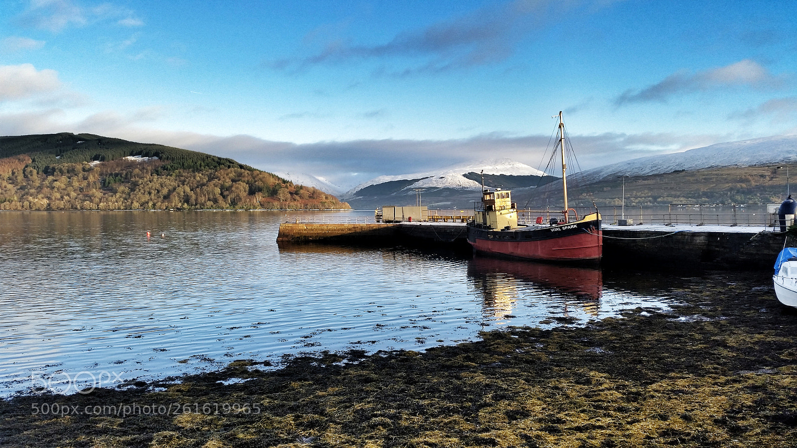 Samsung Galaxy S5 sample photo. Little red boat photography