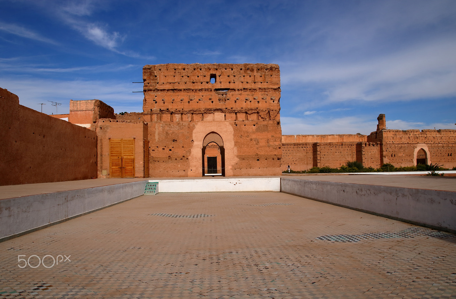 Canon EOS 750D (EOS Rebel T6i / EOS Kiss X8i) + Canon TAMRON SP 17-50mm f/2.8 Di II VC B005 sample photo. (medieval palace courtyeard in marrakech, morocco) photography