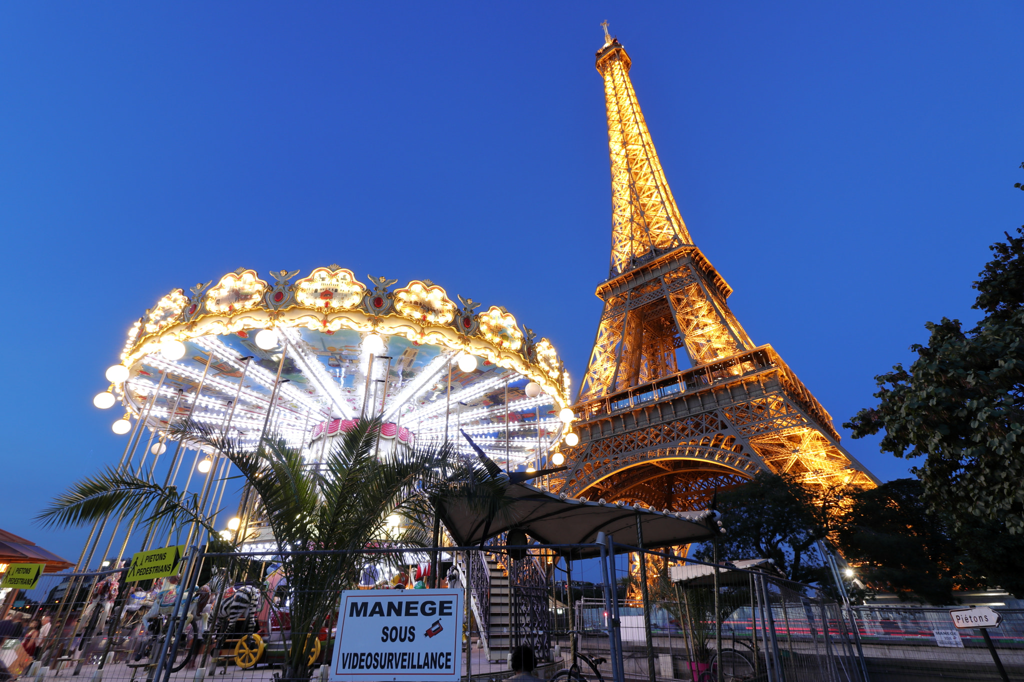 Canon EF-S 10-18mm F4.5–5.6 IS STM sample photo. Carousel by the eiffel tower photography