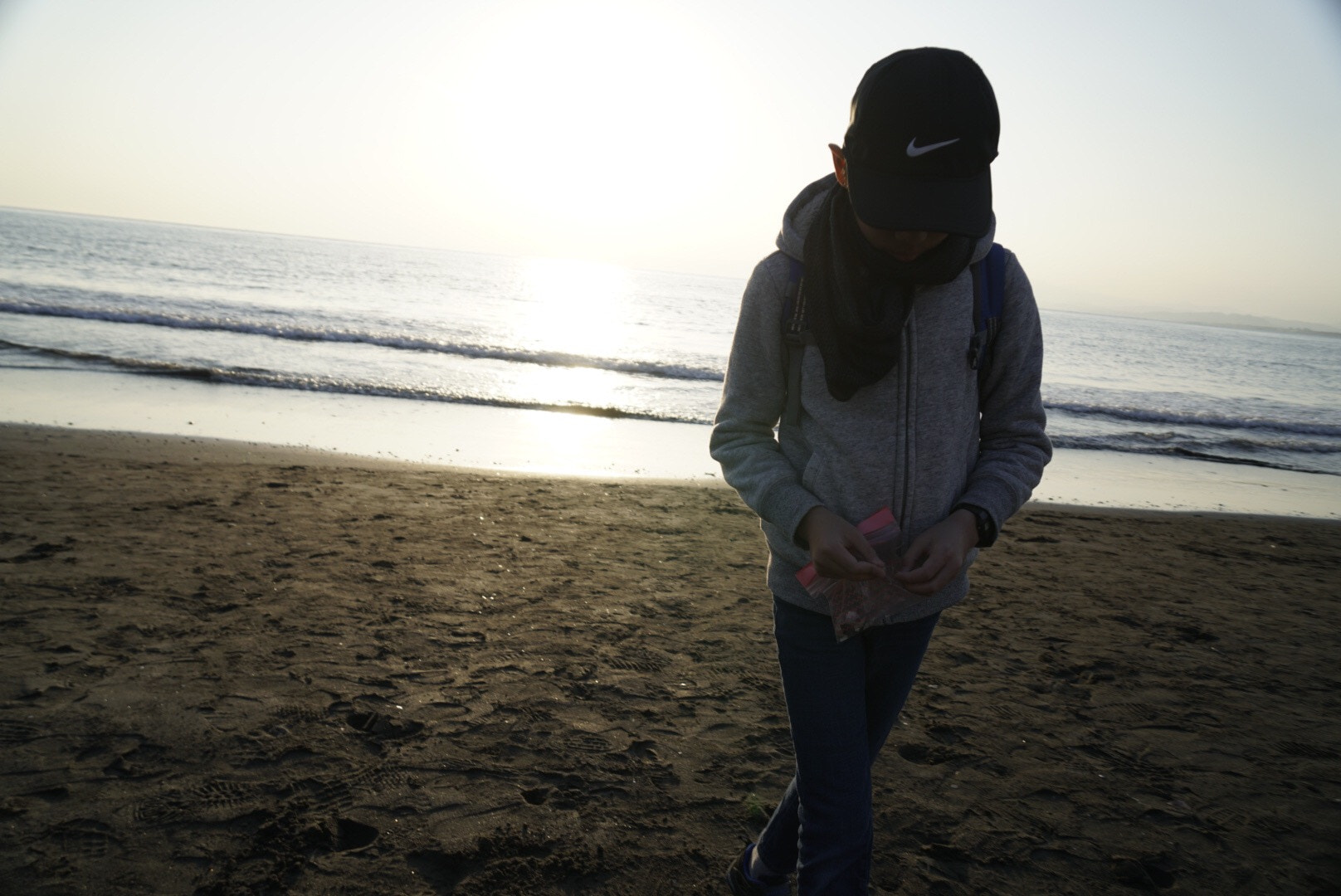 Sony a6500 sample photo. My eldest son find beautiful shells on shonan seaside. photography