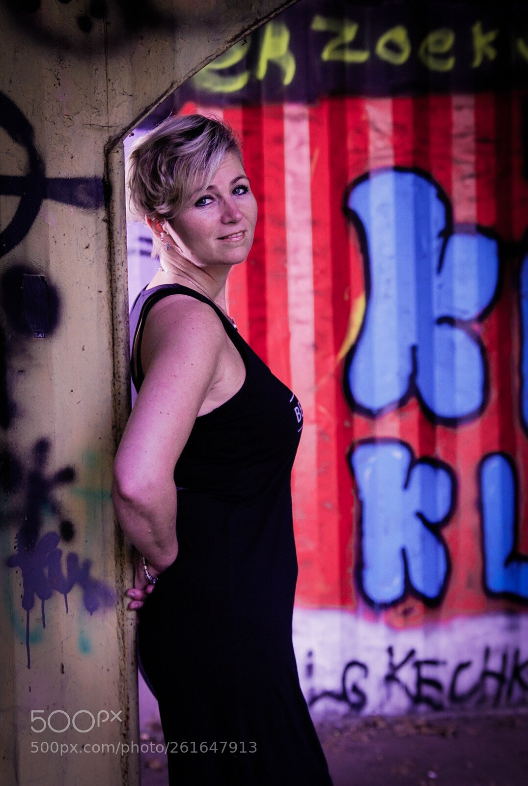 Sony ILCA-77M2 sample photo. Graffiti girl photography
