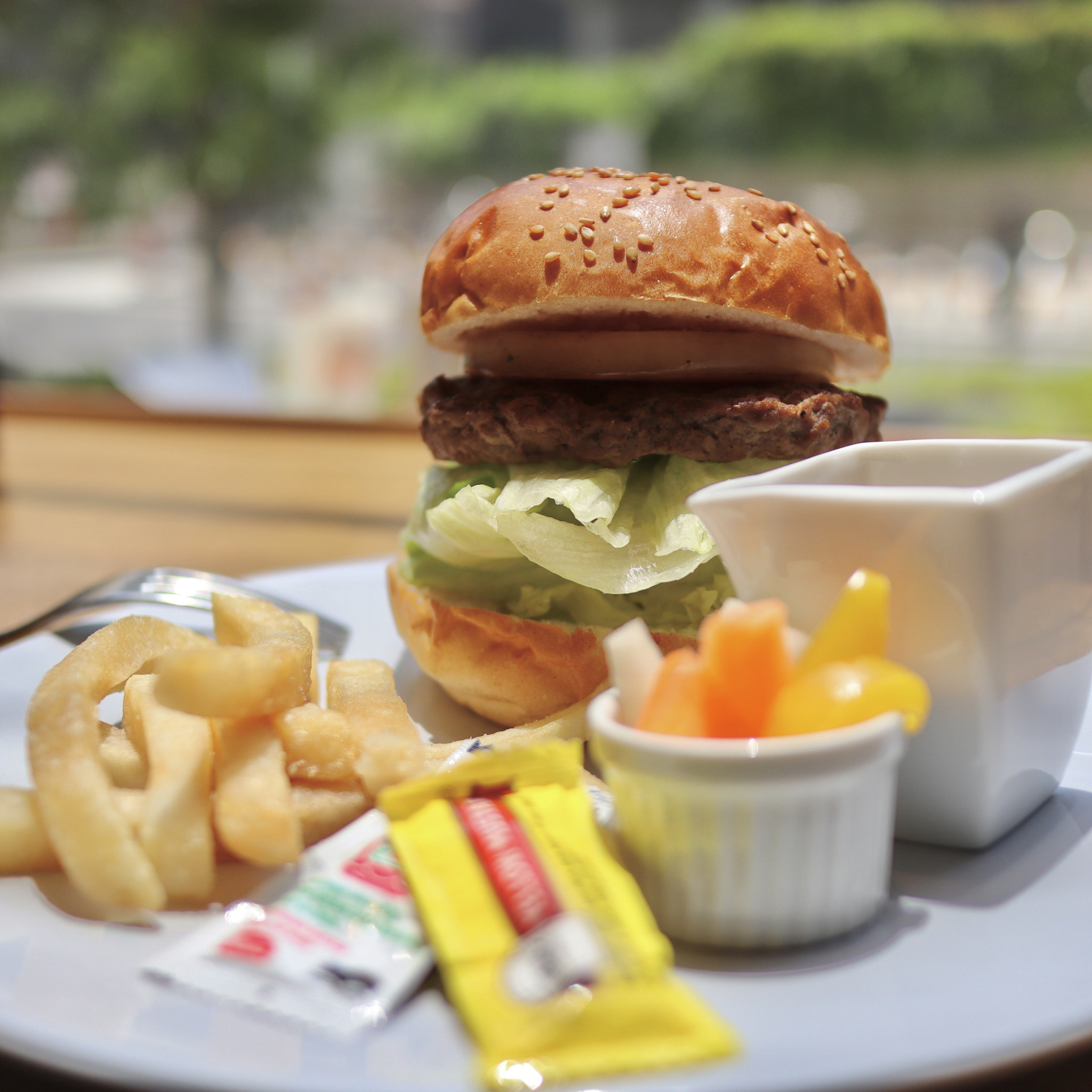 Canon EOS M50 (EOS Kiss M) sample photo. Hamburger in lunch photography
