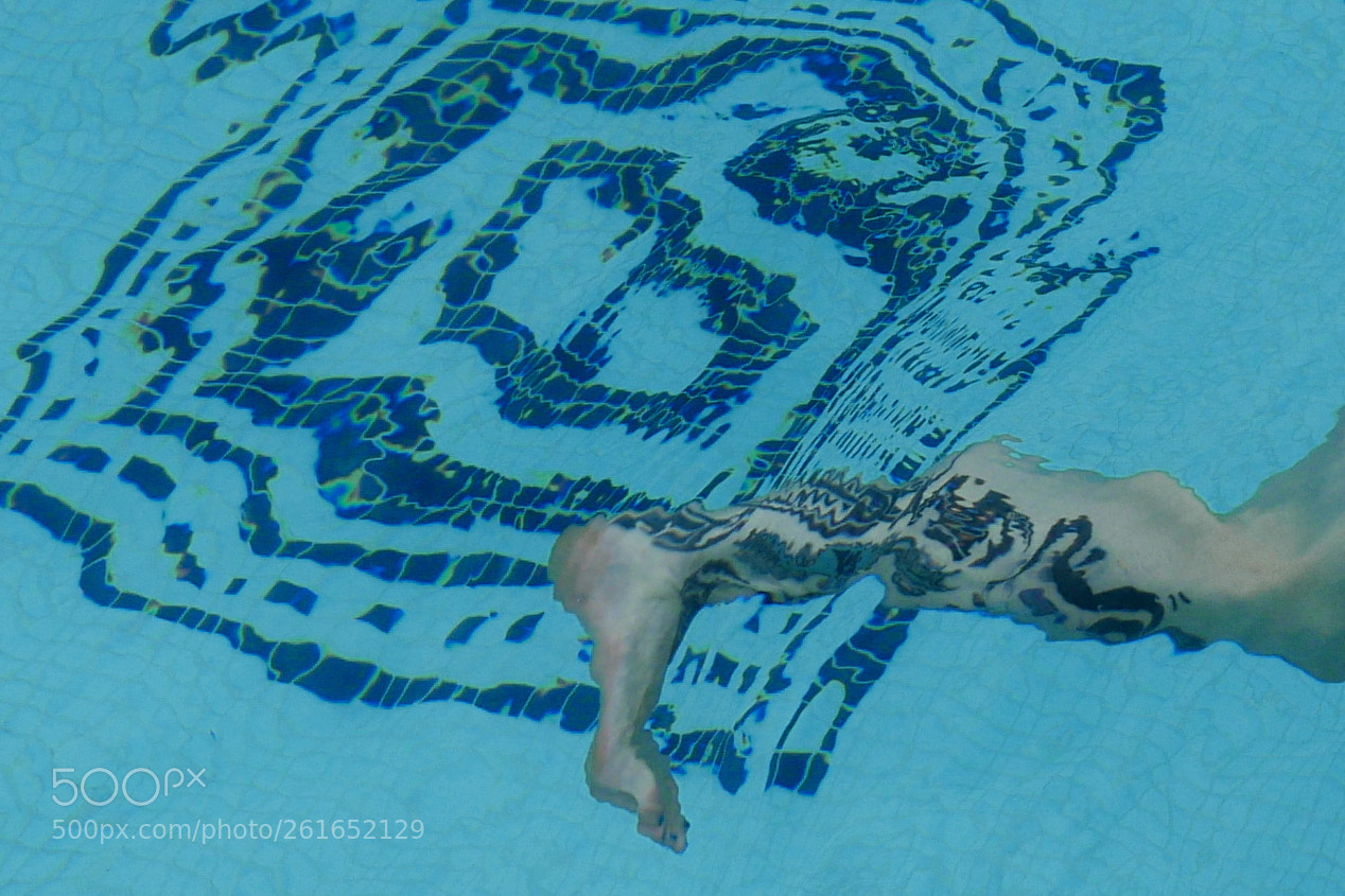 Panasonic Lumix DMC-LX100 sample photo. Leg in water photography